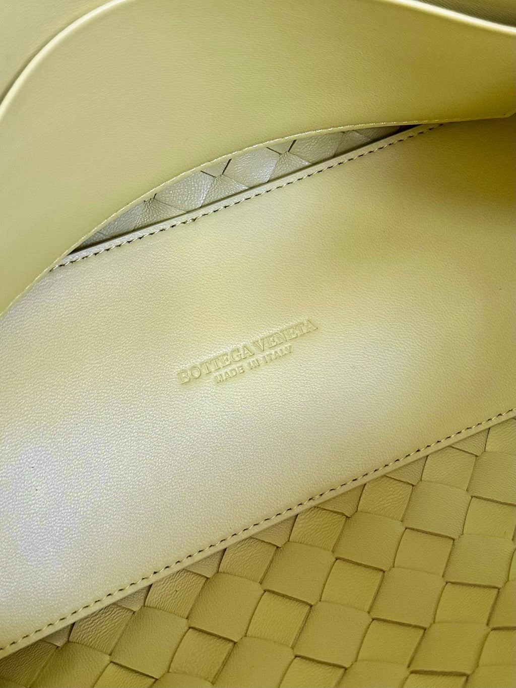 BOTTEGA VENETA SMALL ANDIAMO 25CM LIGHT YELLOW LAMBSKIN