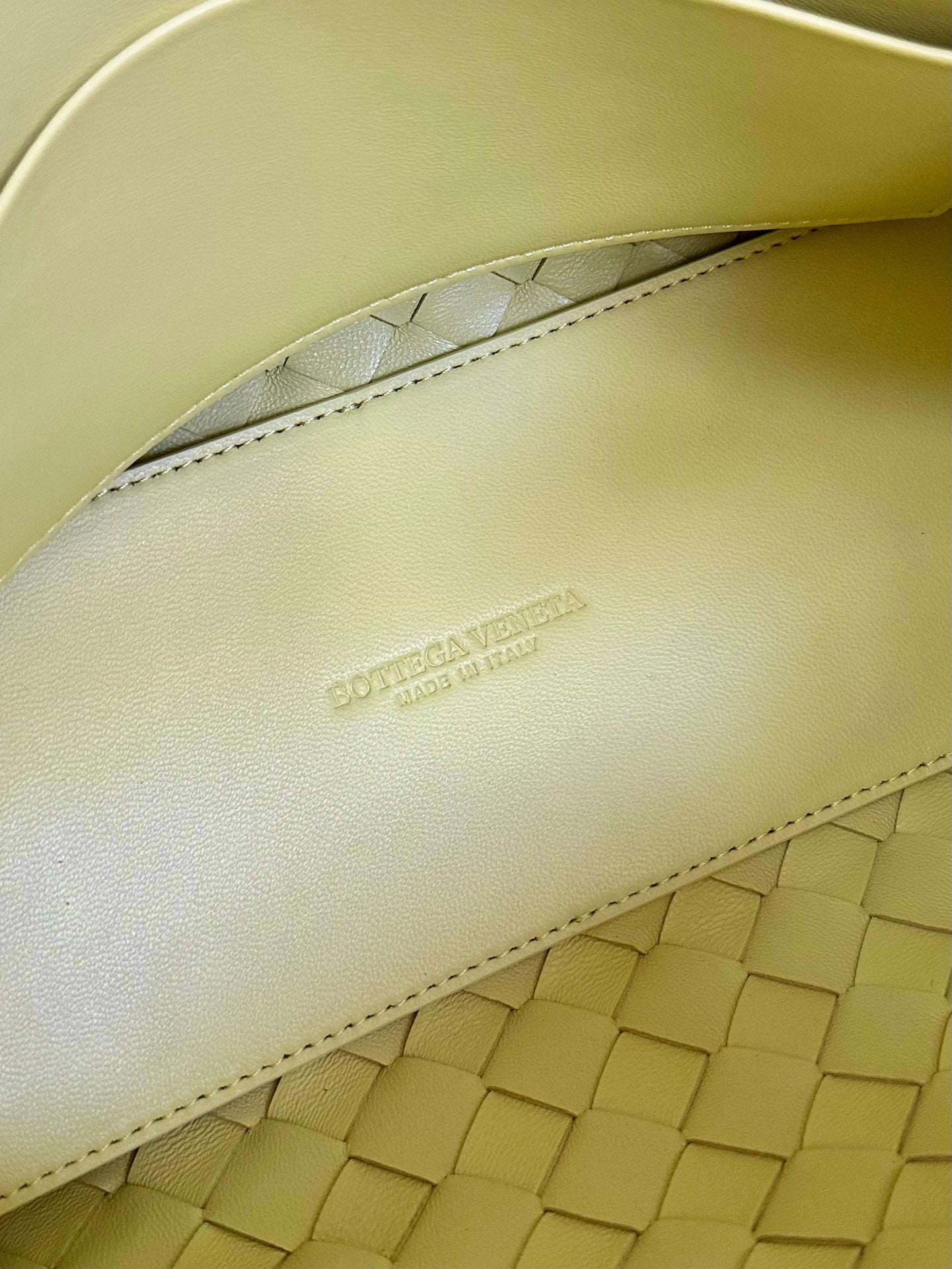 BOTTEGA VENETA SMALL ANDIAMO 25CM LIGHT YELLOW LAMBSKIN