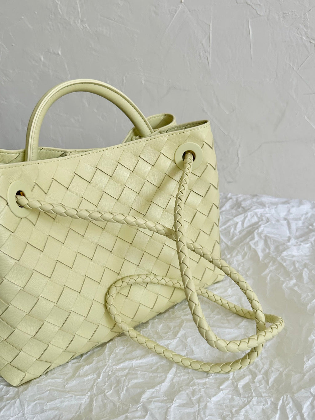 BOTTEGA VENETA SMALL ANDIAMO 25CM LIGHT YELLOW LAMBSKIN