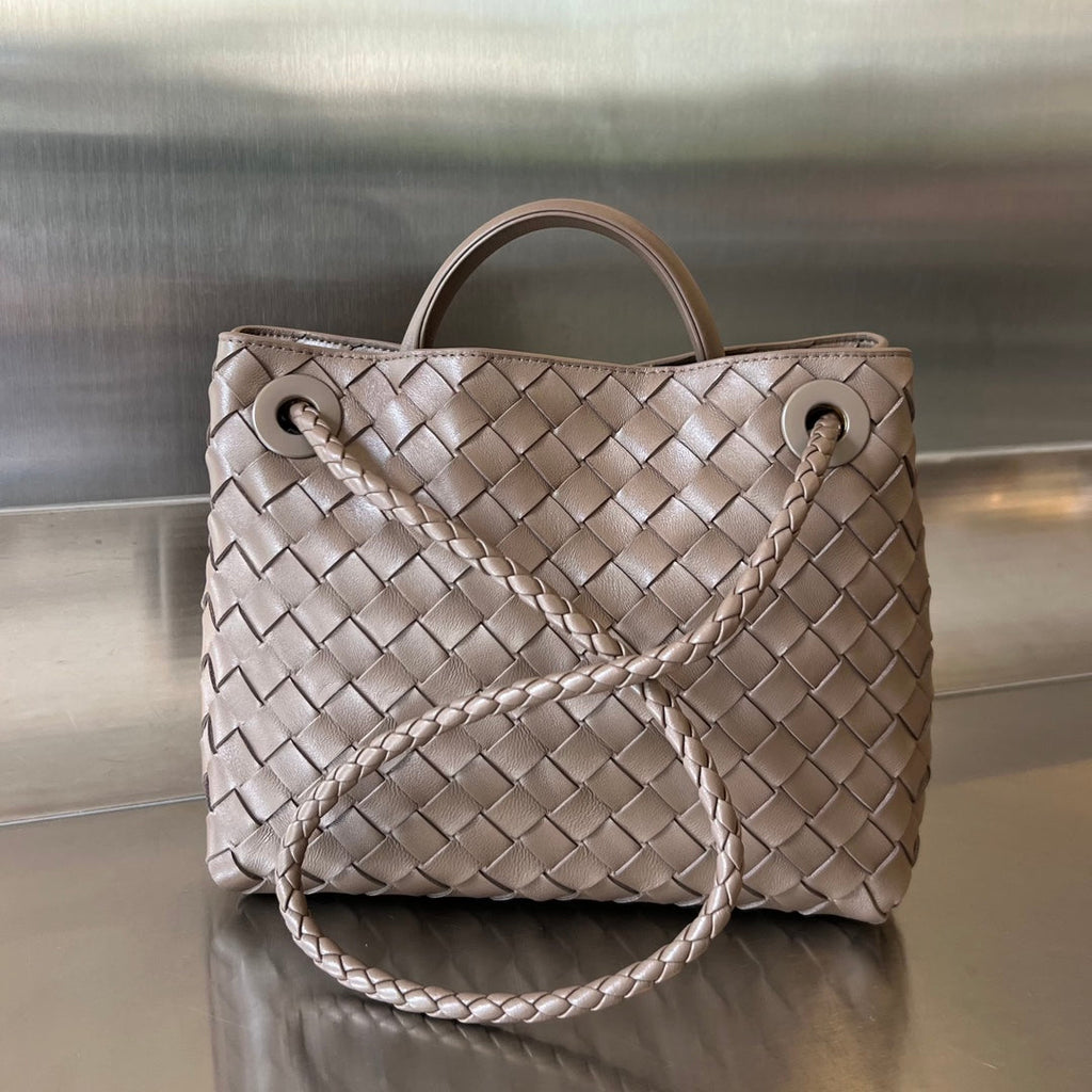 BOTTEGA VENETA SMALL ANDIAMO 25CM CHOCOLATE LAMBSKIN