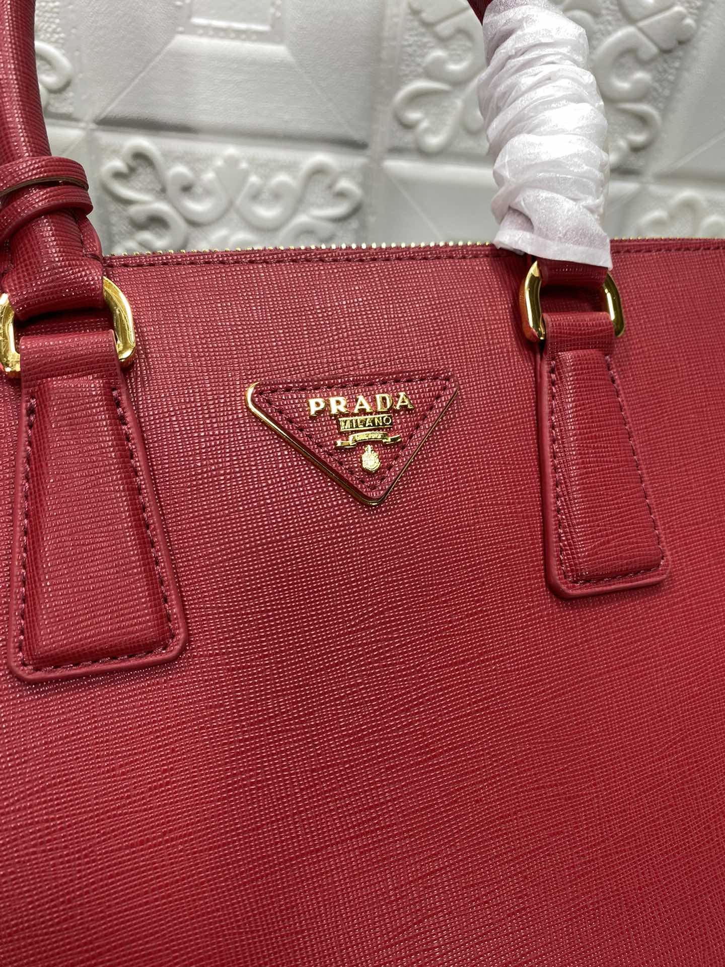 PRADA GALLERIA 32 BAG IN CHERRY RED SAFFIANO LEATHER