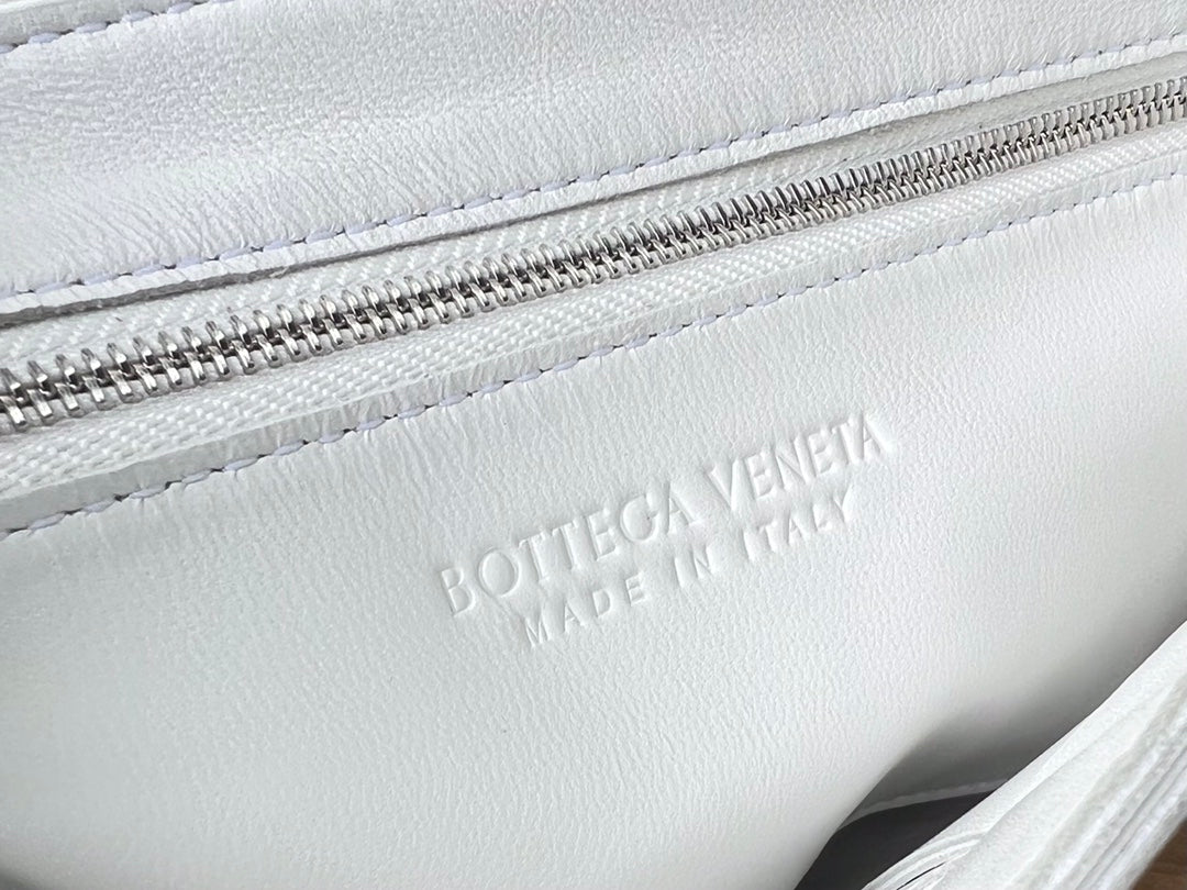BOTTEGA VENETA SMALL CASSETTE 23 IN WHITE FRINGED CALFSKIN