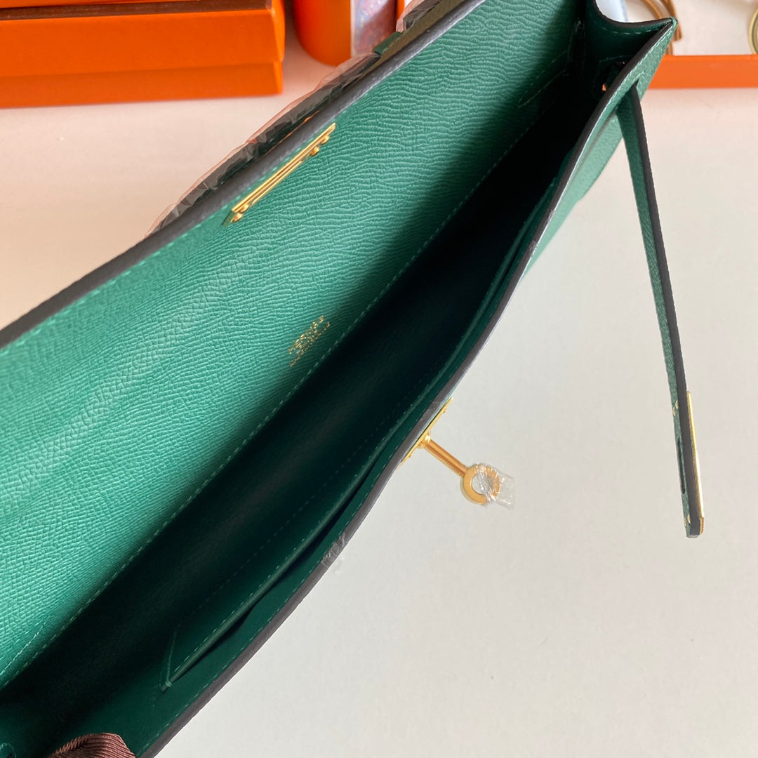 HERMES KELLY CUT 31 IN GREEN FOREST CALFSKIN WITH GOLD HARDWARE
