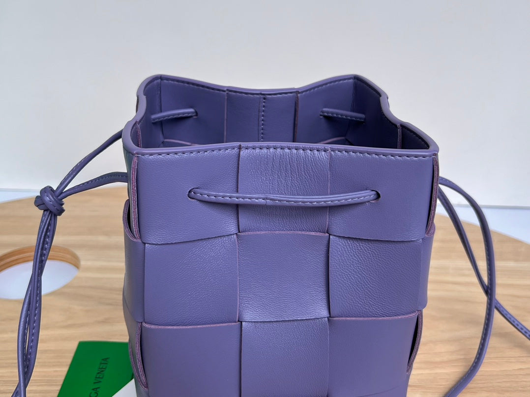 BOTTEGA VENETA SMALL CASSETTE BUCKET 18 IN ULTRA VIOLET CALFSKIN