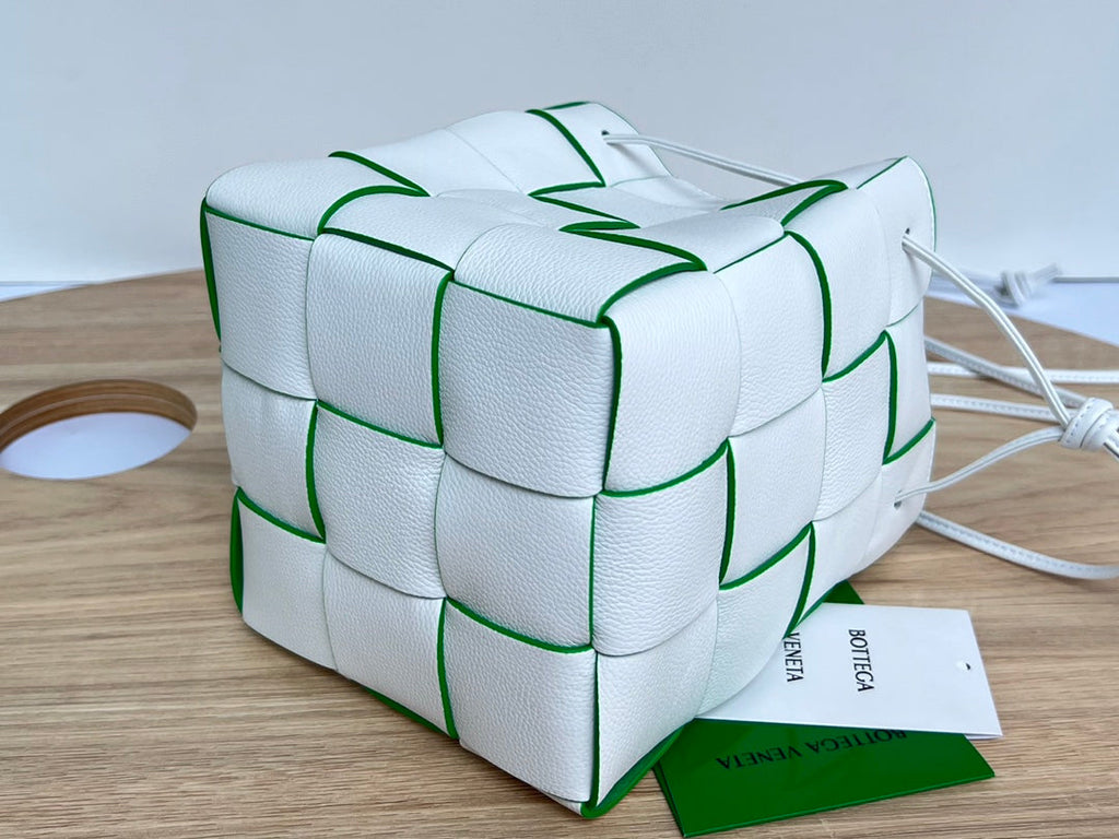BOTTEGA VENETA SMALL CASSETTE BUCKET 18 IN WHITE AND GREEN LINING CALFSKIN