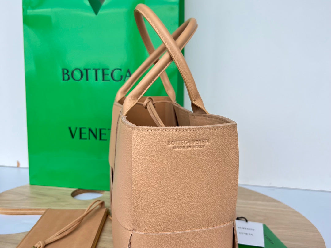 BOTTEGA VENETA ARCO TOTE 36 IN TAN BROWN CALFSKIN