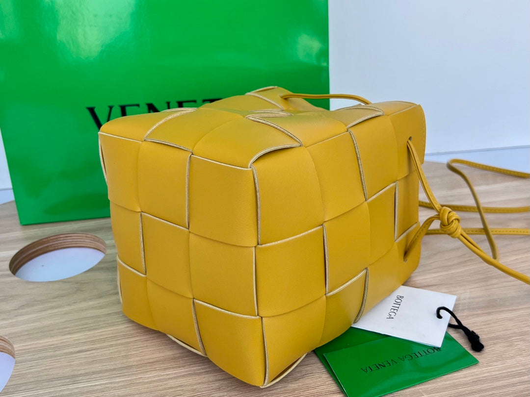 BOTTEGA VENETA SMALL CASSETTE BUCKET 18 IN MERIGOLD CALFSKIN