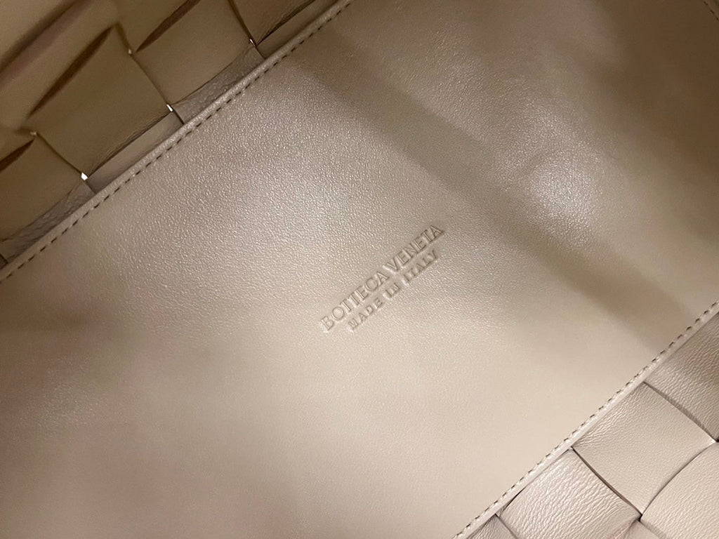 BOTTEGA VENETA MEDIUM 28 CASSETTE BEIGE LAMBSKIN