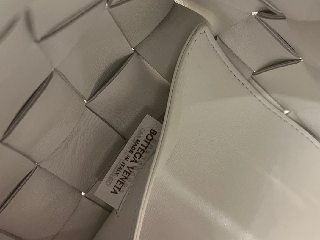 BOTTEGA VENETA MEDIUM 28 CASSETTE WHITE LAMBSKIN