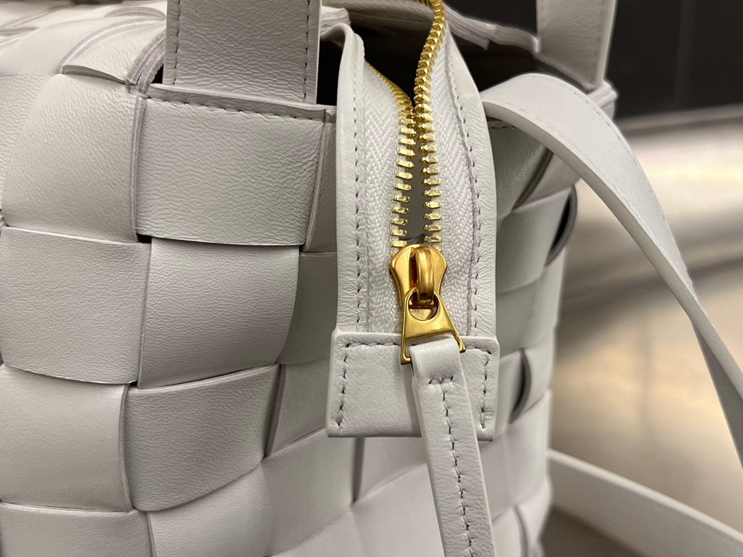 BOTTEGA VENETA MEDIUM 28 CASSETTE WHITE LAMBSKIN