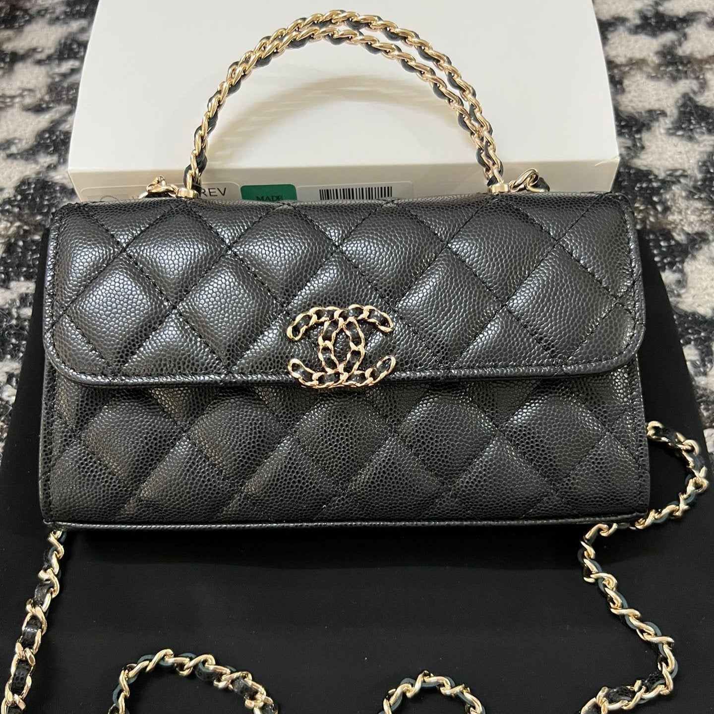 CHANEL KELLY 18 BAG IN BLACK CALFSKIN WITH GOLD HARDWARE