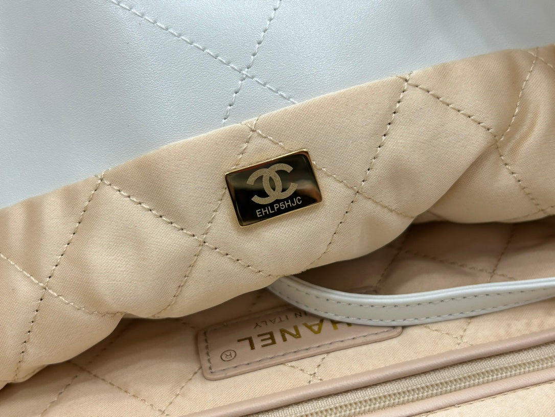 CHANEL LARGE 42 HANDBAG IN WHITE CALFSKIN GOLD HARDWARE