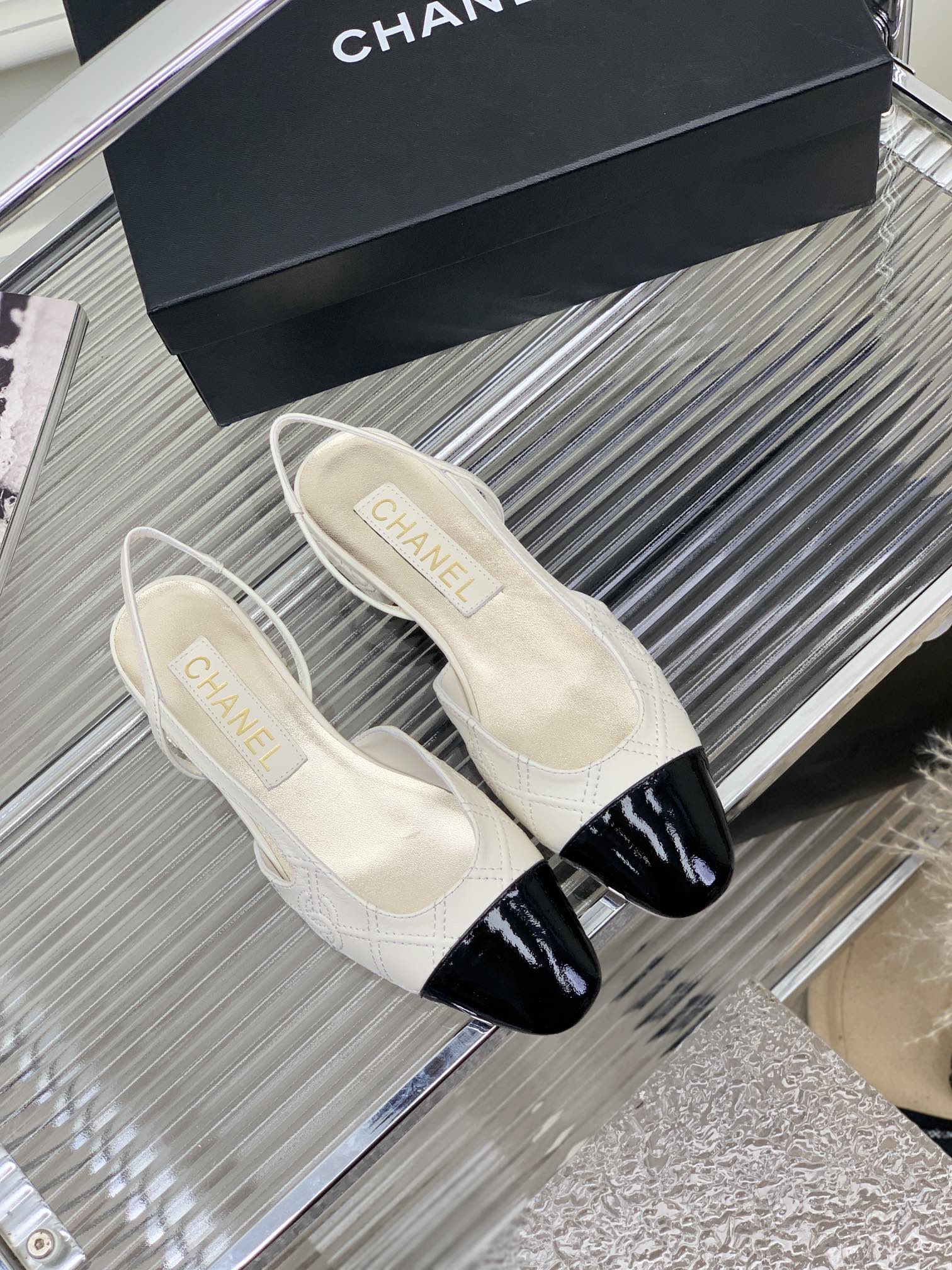 CHANEL SLINGBACKS 20 WHITE MIX BLACK CALFSKIN