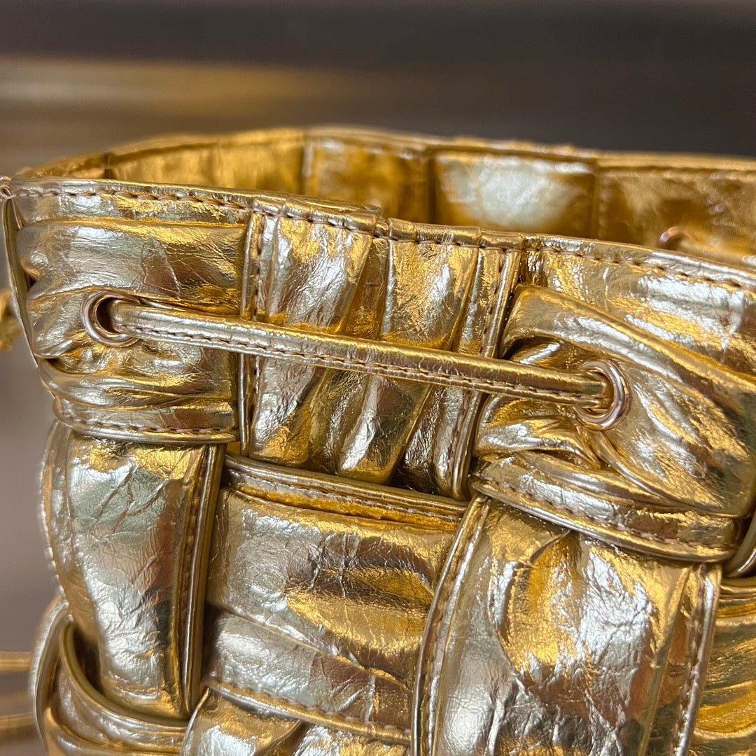 BOTTEGA VENETA SMALL CASSETTE BUCKET 18 IN GOLD METALLIC SOFT LAMBSKIN