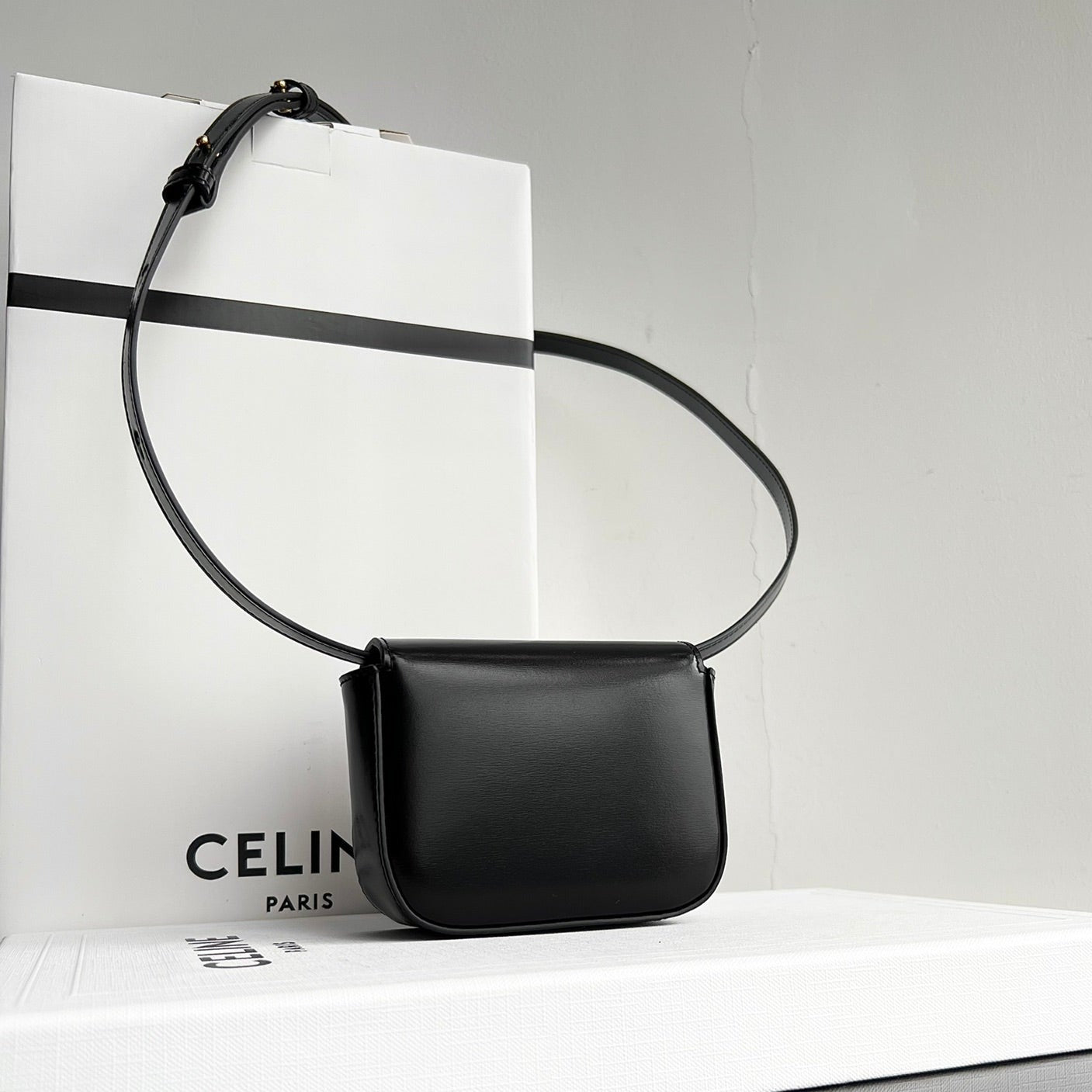 CELINE Triomphe 11 BLACK Shiny Calfskin Handbag