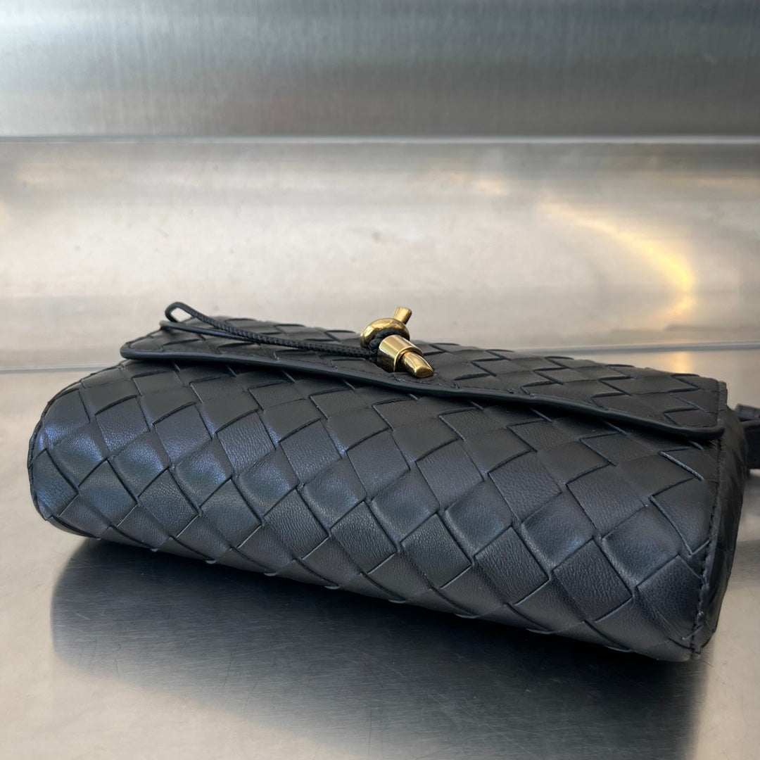 BOTTEGA VENETA ANDIAMO 21 IN BLACK LAMBSKIN