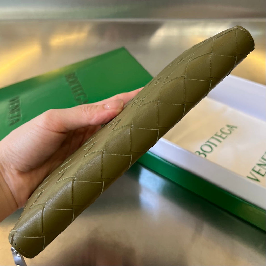 BOTTEGA VENETA INTRECCIATO 19 WALLET IN OLIVE GREEN CALFSKIN