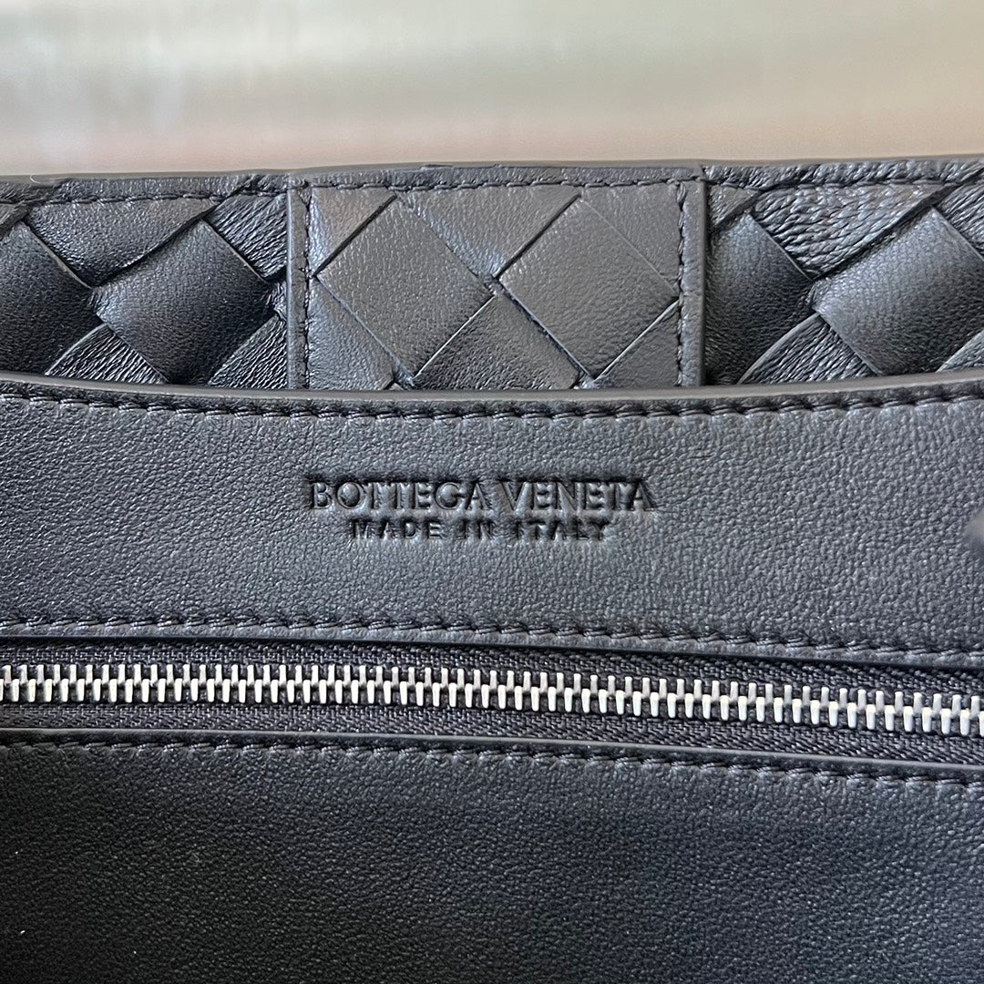 BOTTEGA VENETA MEDIUM ANDIAMO 32CM BLACK LAMBSKIN