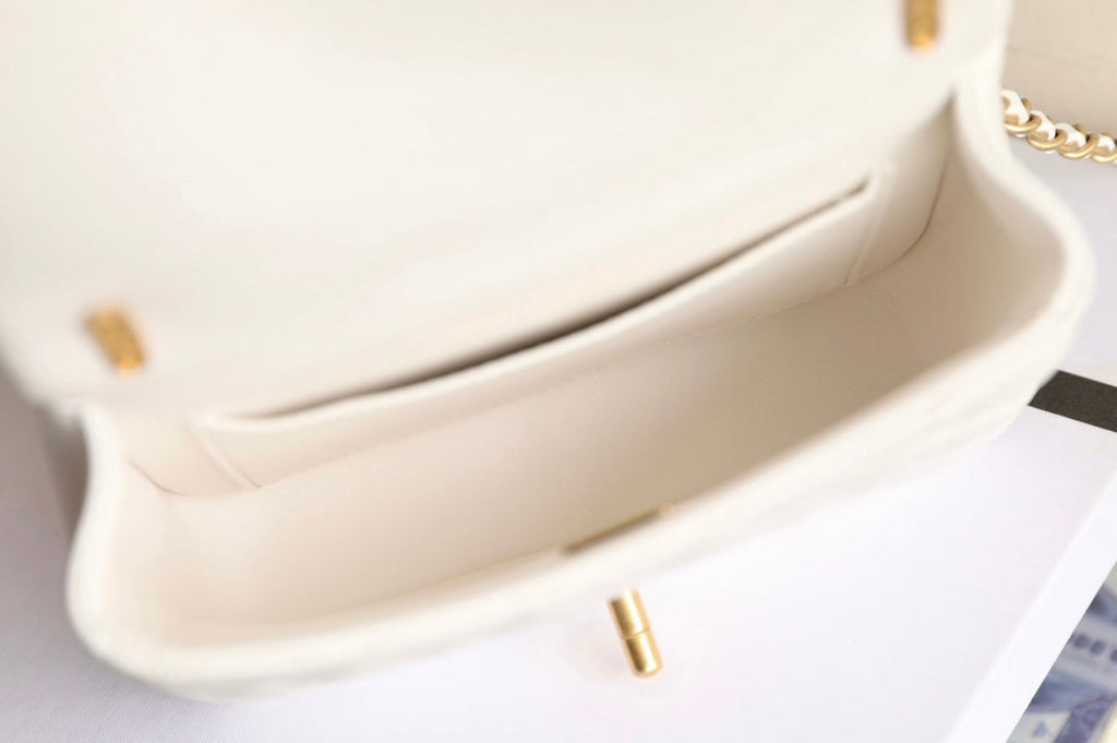 CHANEL 25S FLAP BAG 17 CM IN WHITE LAMBSKIN PEARL STRAP WITH GOLD HARDWARE