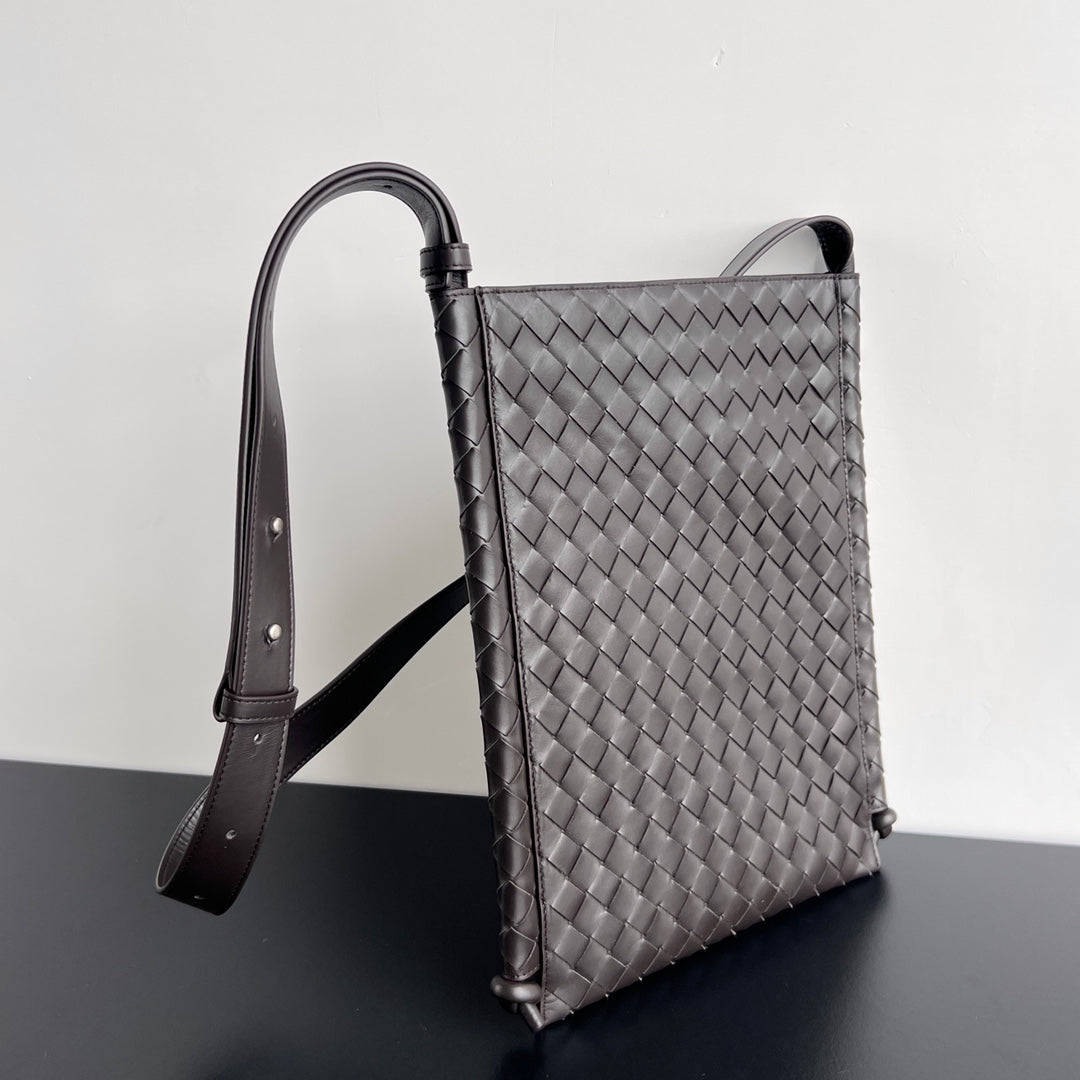 BOTTEGA VENETA LARGE 35 FLAT LOOP IN BLACK CALFSKIN
