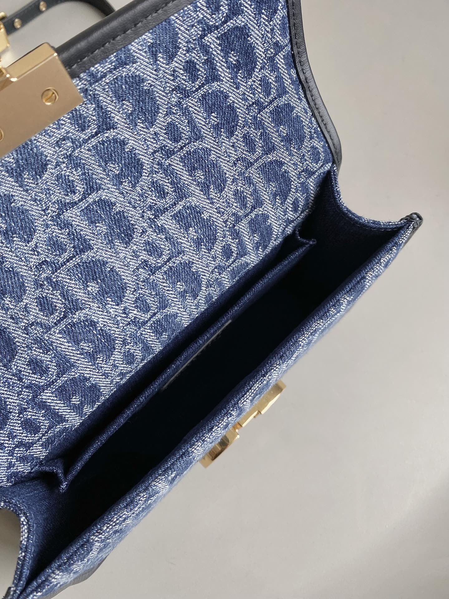 DIOR 21 MONGTAIGNE EAST-WET WITH CHAIN BLUE DENIM OBLIQUE JACQUARD