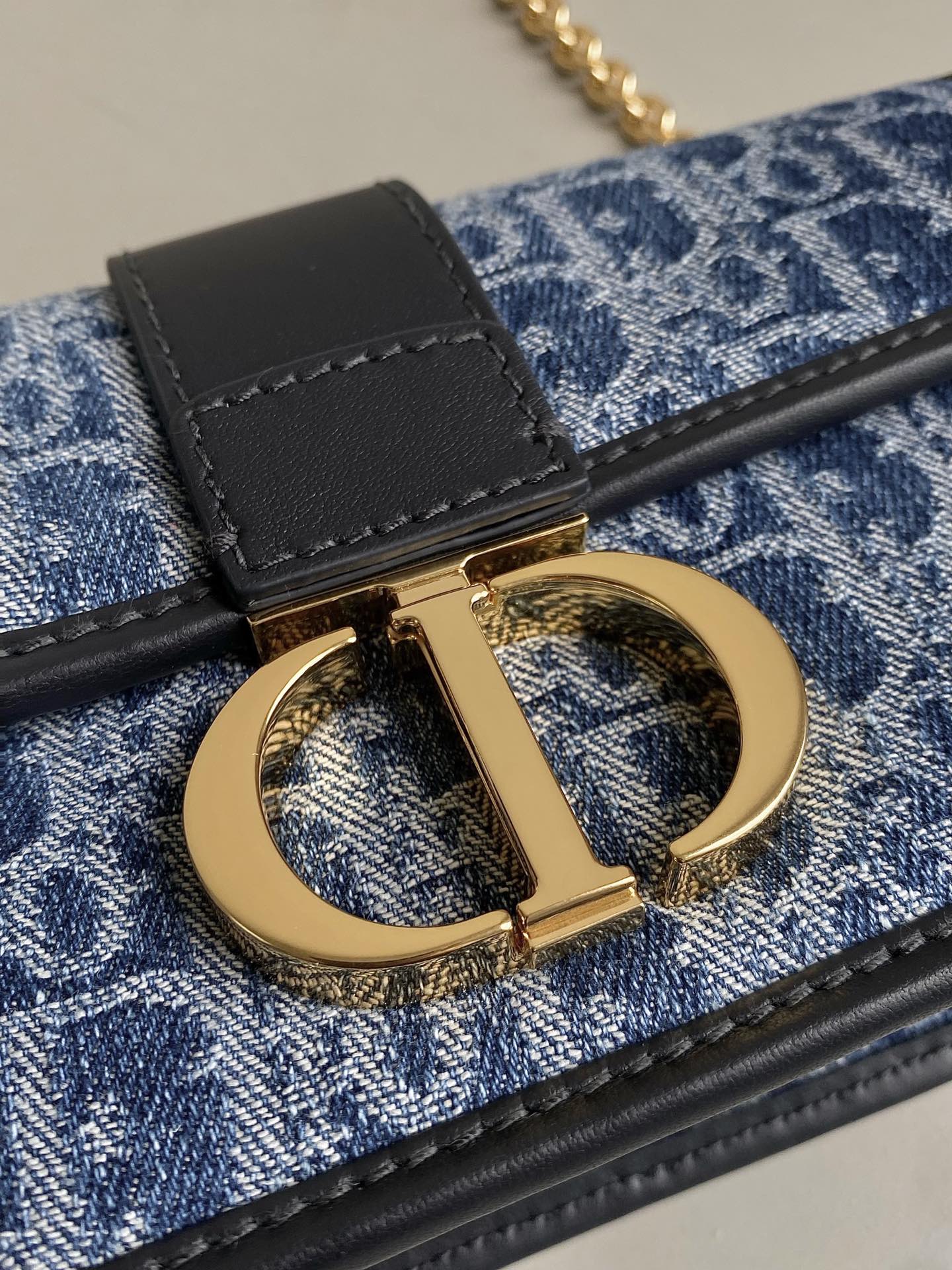 DIOR 21 MONGTAIGNE EAST-WET WITH CHAIN BLUE DENIM OBLIQUE JACQUARD