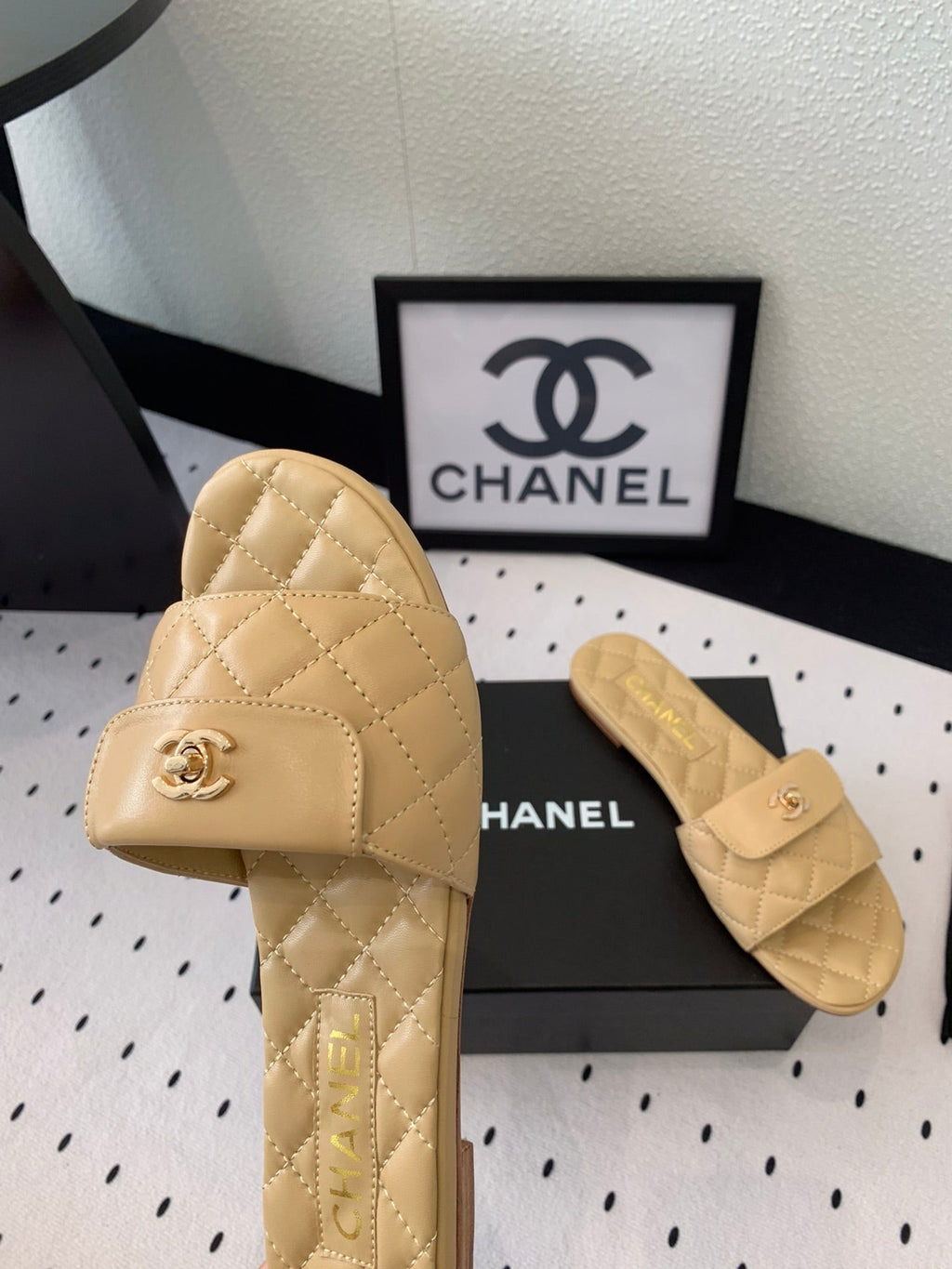 CHANEL SLIPPERS IN YELLOW CREAM CALFSKIN