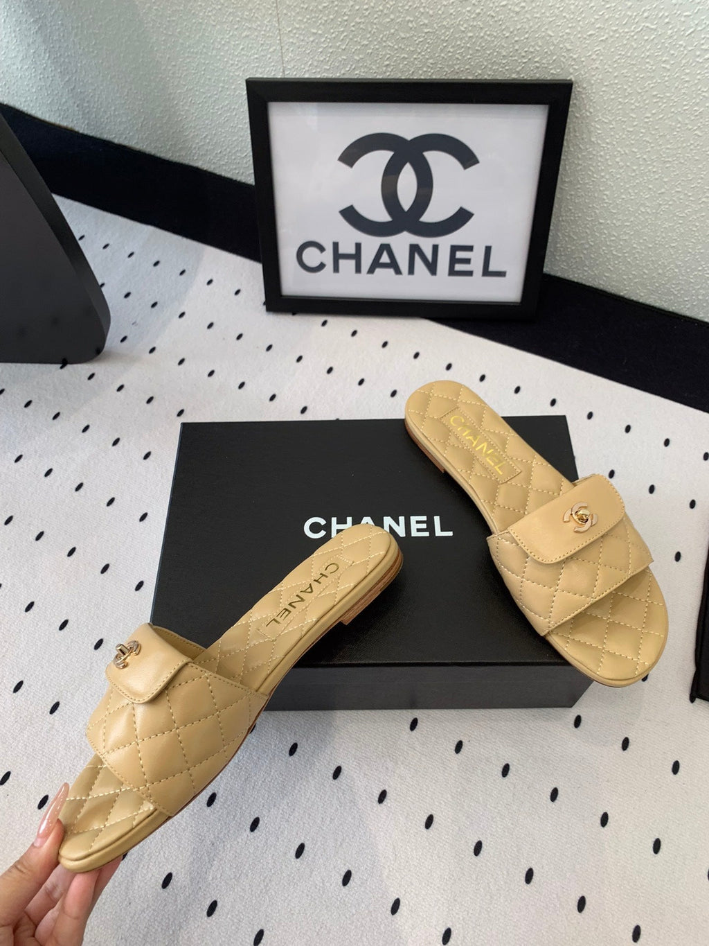 CHANEL SLIPPERS IN YELLOW CREAM CALFSKIN