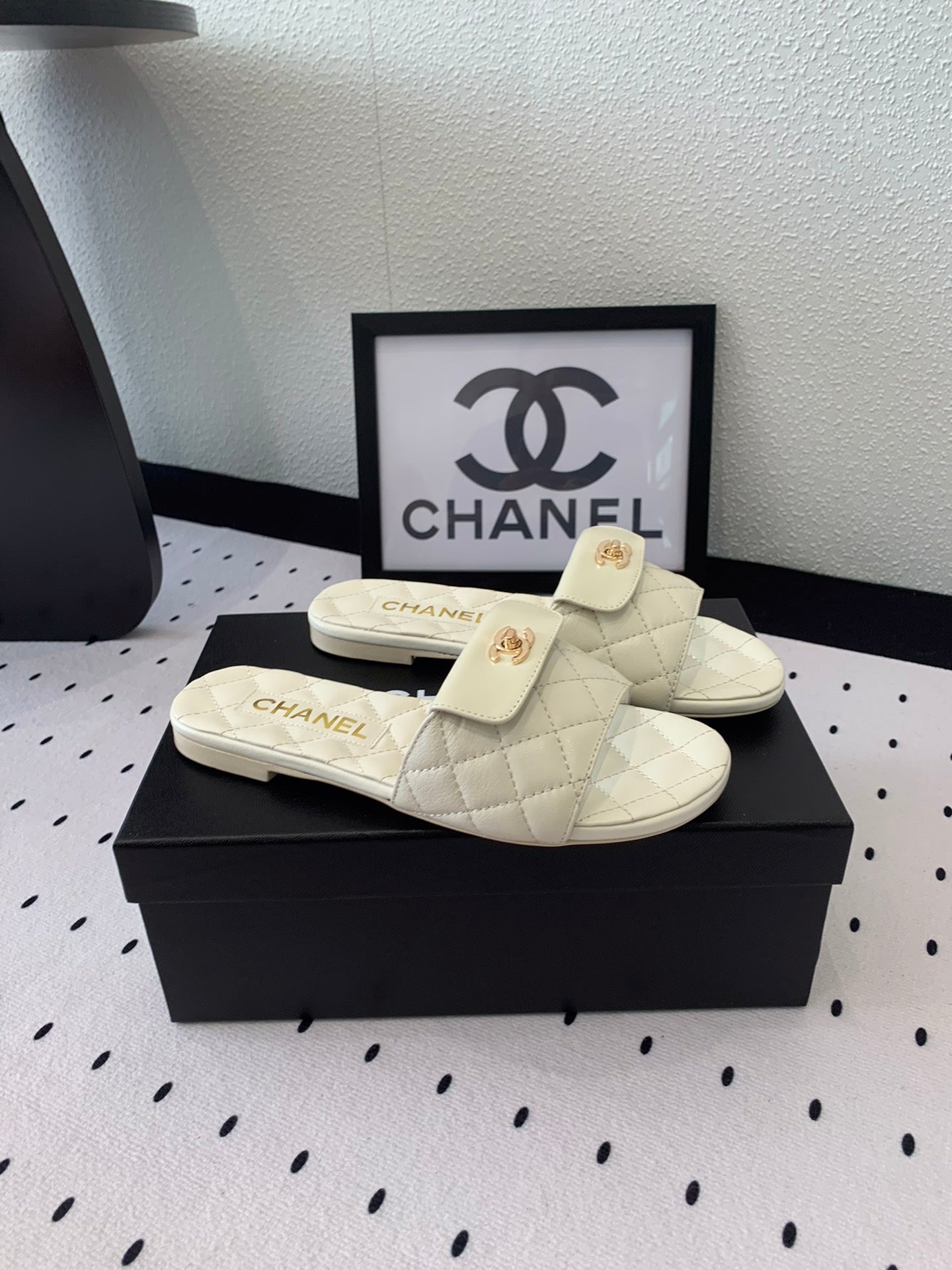 CHANEL SLIPPERS IN WHITE CALFSKIN