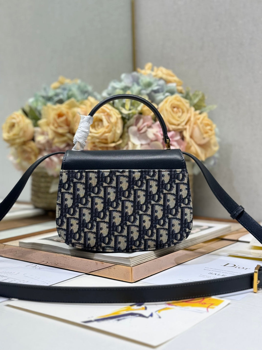 DIOR SMALL 19 MONTAIGNE AVENUE TOP HANDLE BAG BLUE  OBLIQUE JACQUARD AND BLACK SMOOTH CALFSKIN