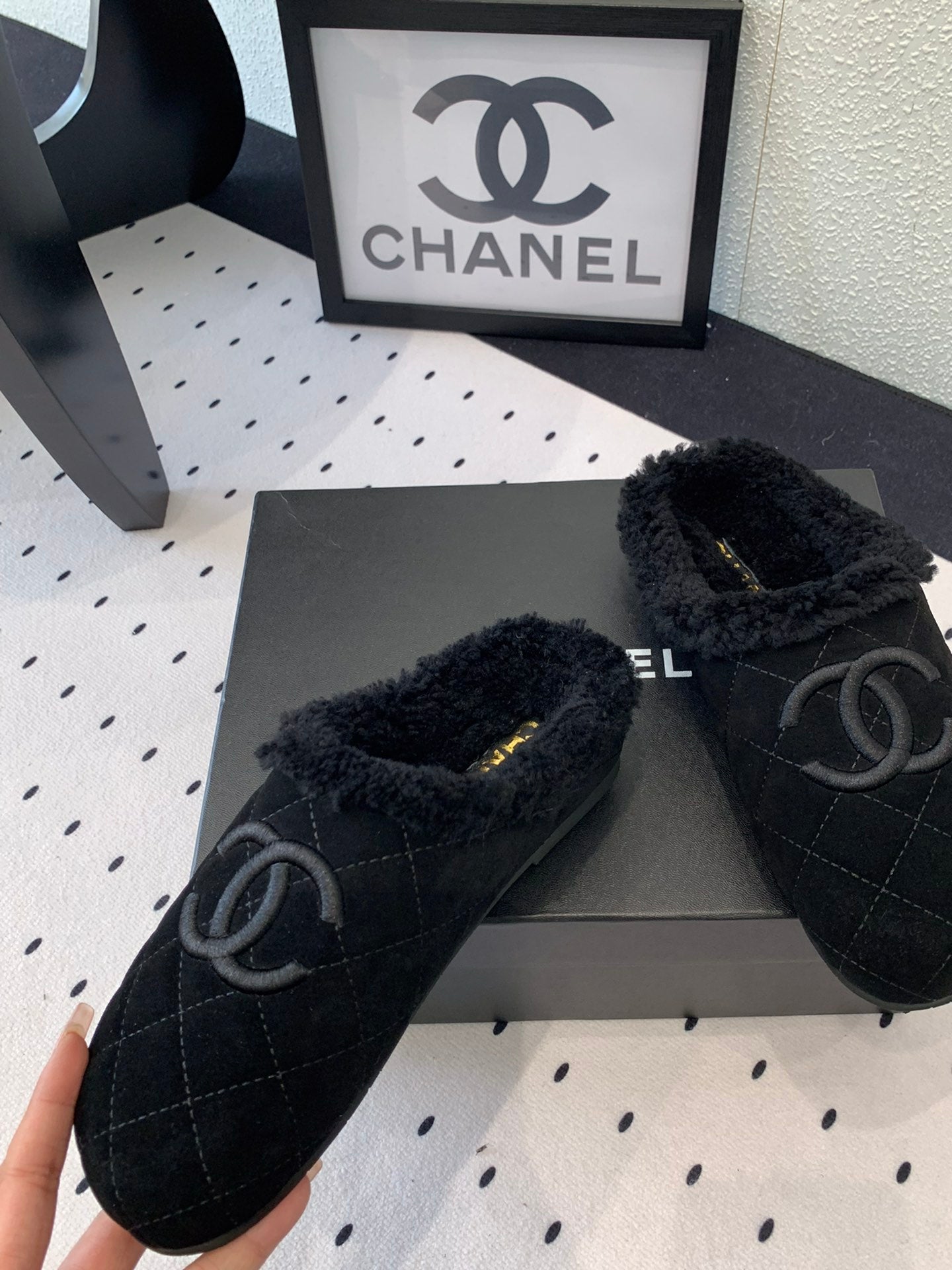 CHANEL FLAT MULE IN BLACK SUEDE AND LAMB FUR LINING