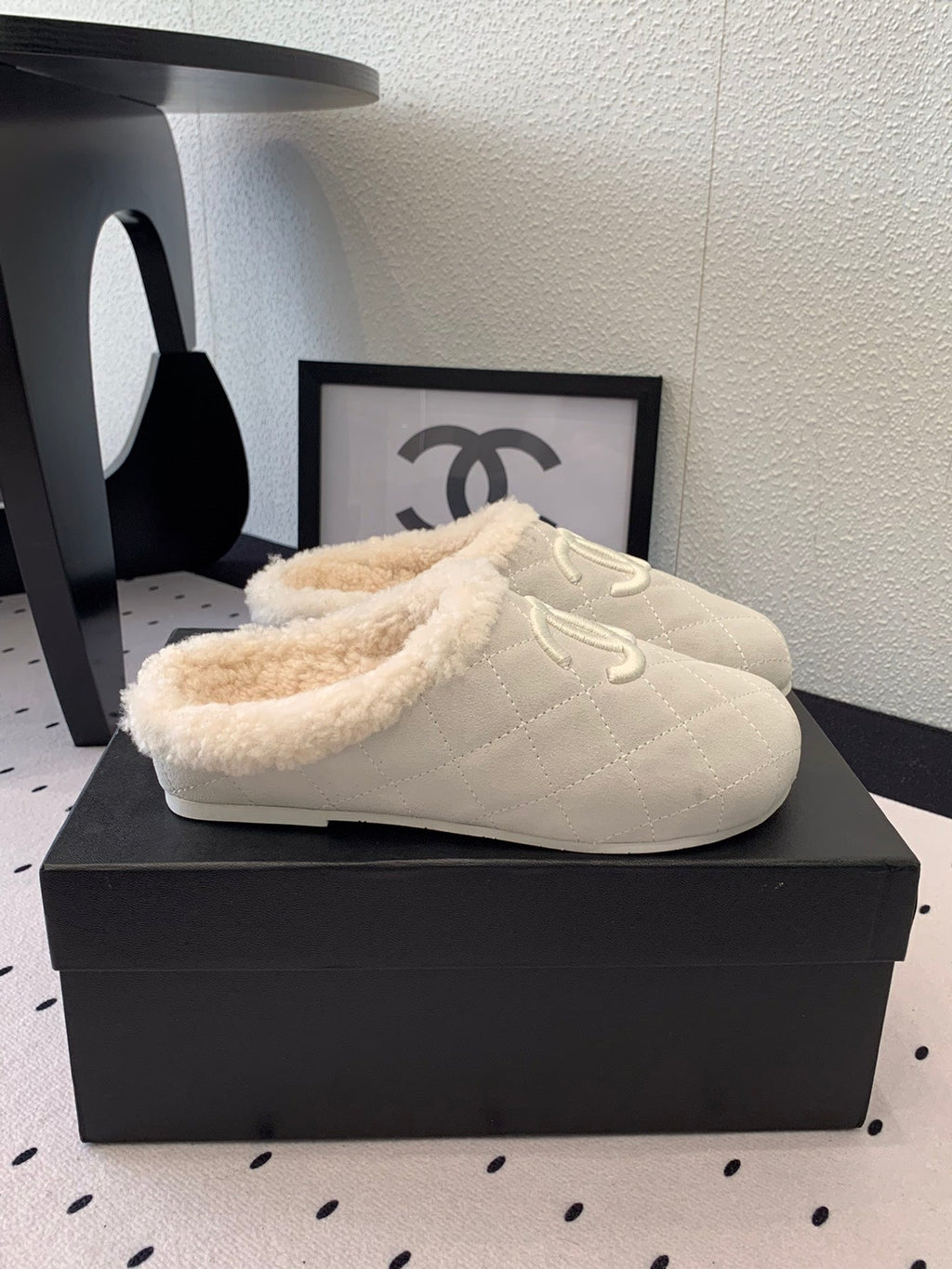 CHANEL FLAT MULE IN BEIGE SUEDE AND LAMB FUR LINING