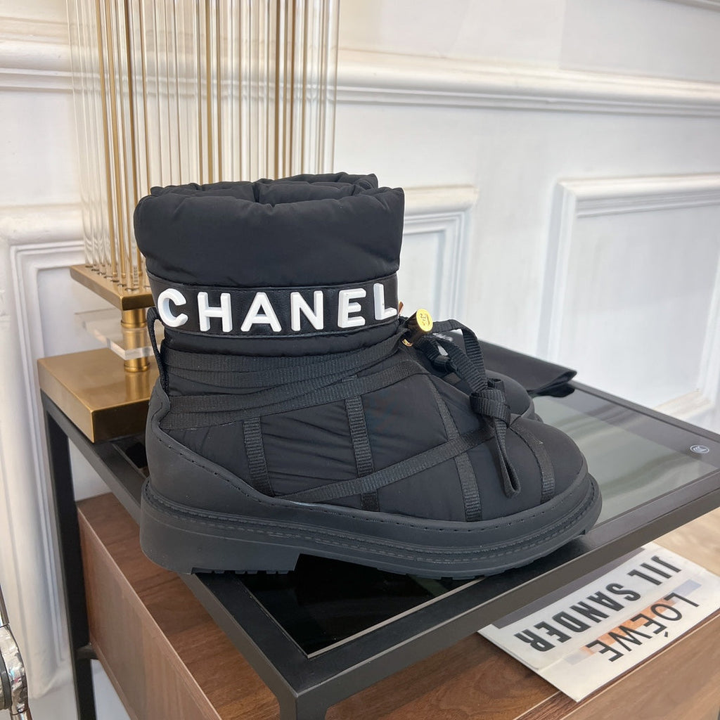 CHANEL SKI BOOTS IN BLACK QUILTED COTTON