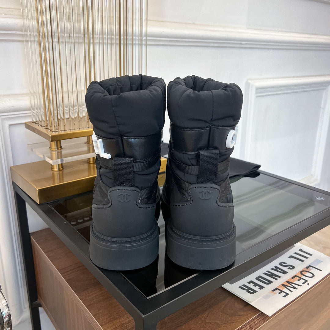 CHANEL SKI BOOTS IN BLACK QUILTED COTTON