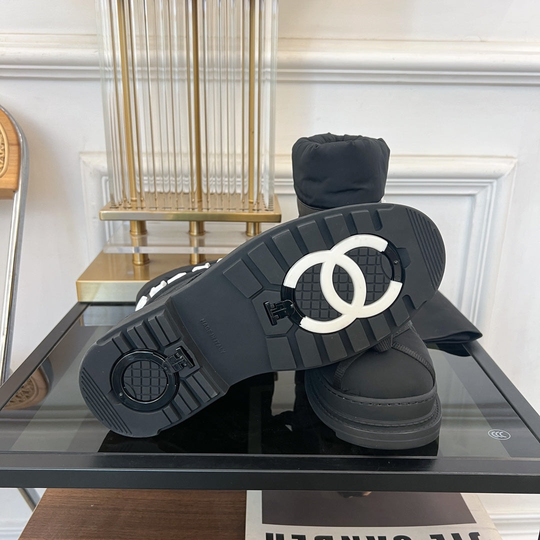 CHANEL SKI BOOTS IN BLACK QUILTED COTTON