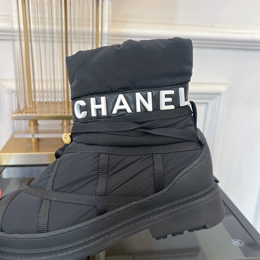 CHANEL SKI BOOTS IN BLACK QUILTED COTTON