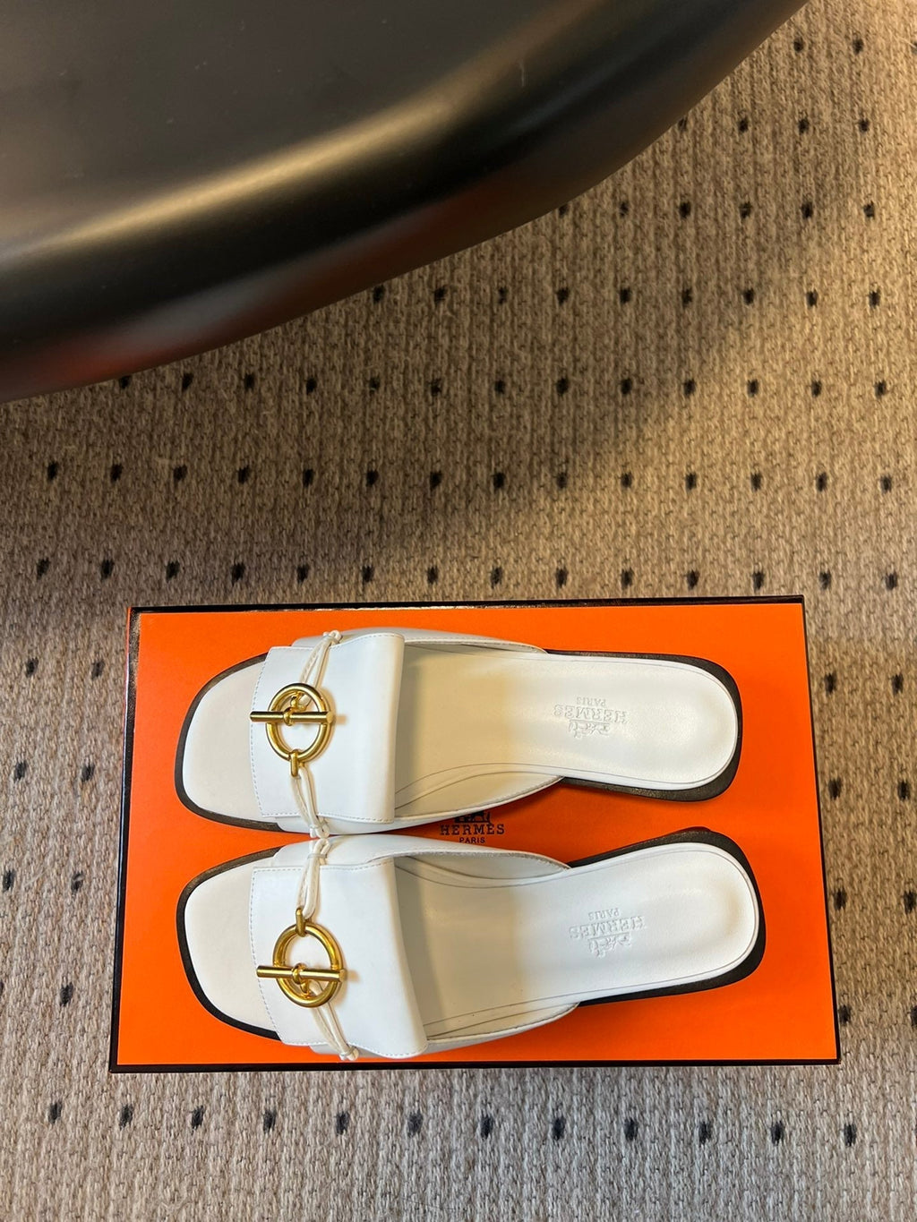 HERMES ILOT FLAT SANDAL IN WHITE CALFSKIN