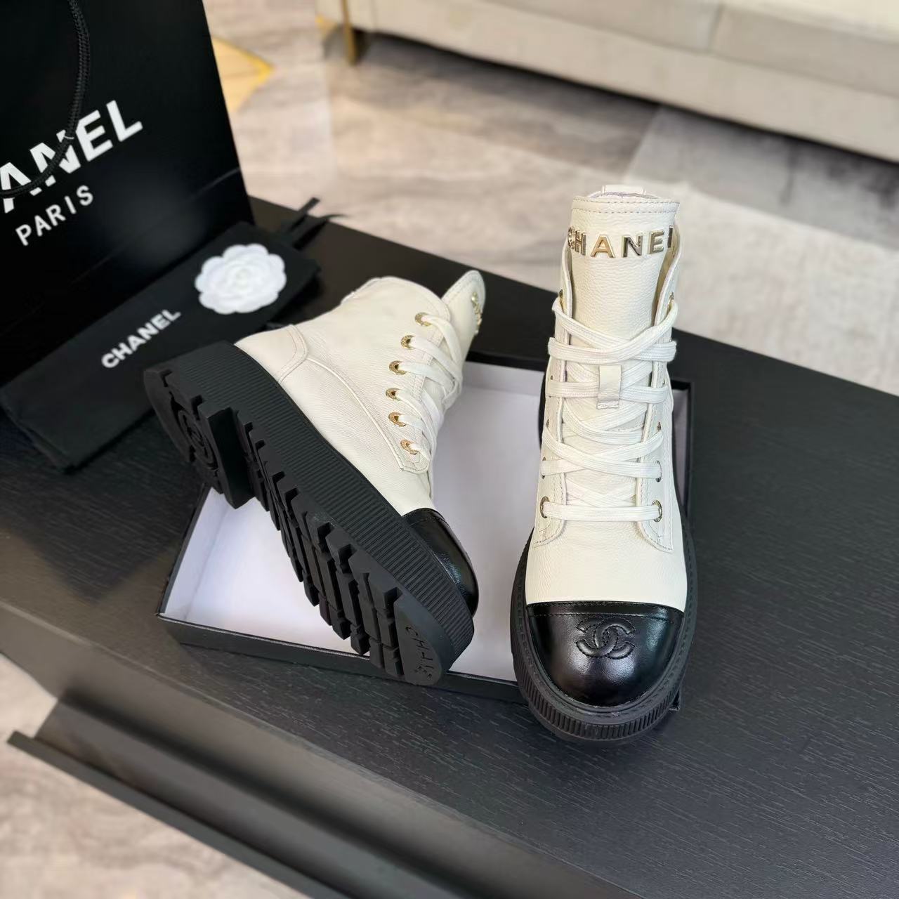 CHANEL ANKLE BOOTS IN WHITE MIX BLACK CALFSKIN 936574