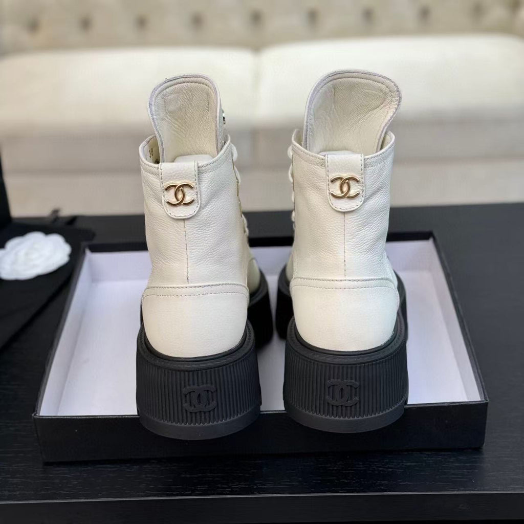 CHANEL ANKLE BOOTS IN WHITE MIX BLACK CALFSKIN 936574