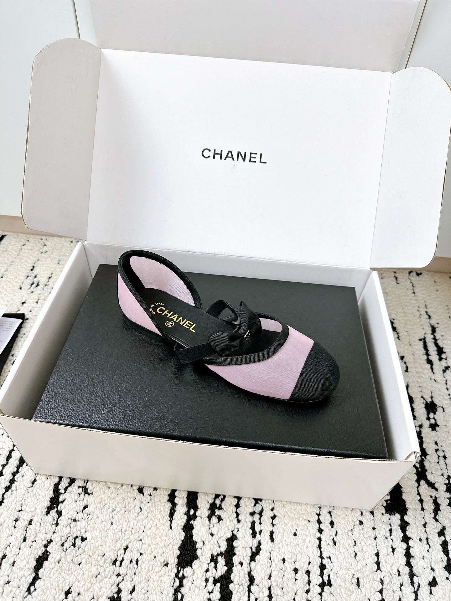 CHANEL BOW BALLET FLATS IN PINK AND BLACK FABRIC