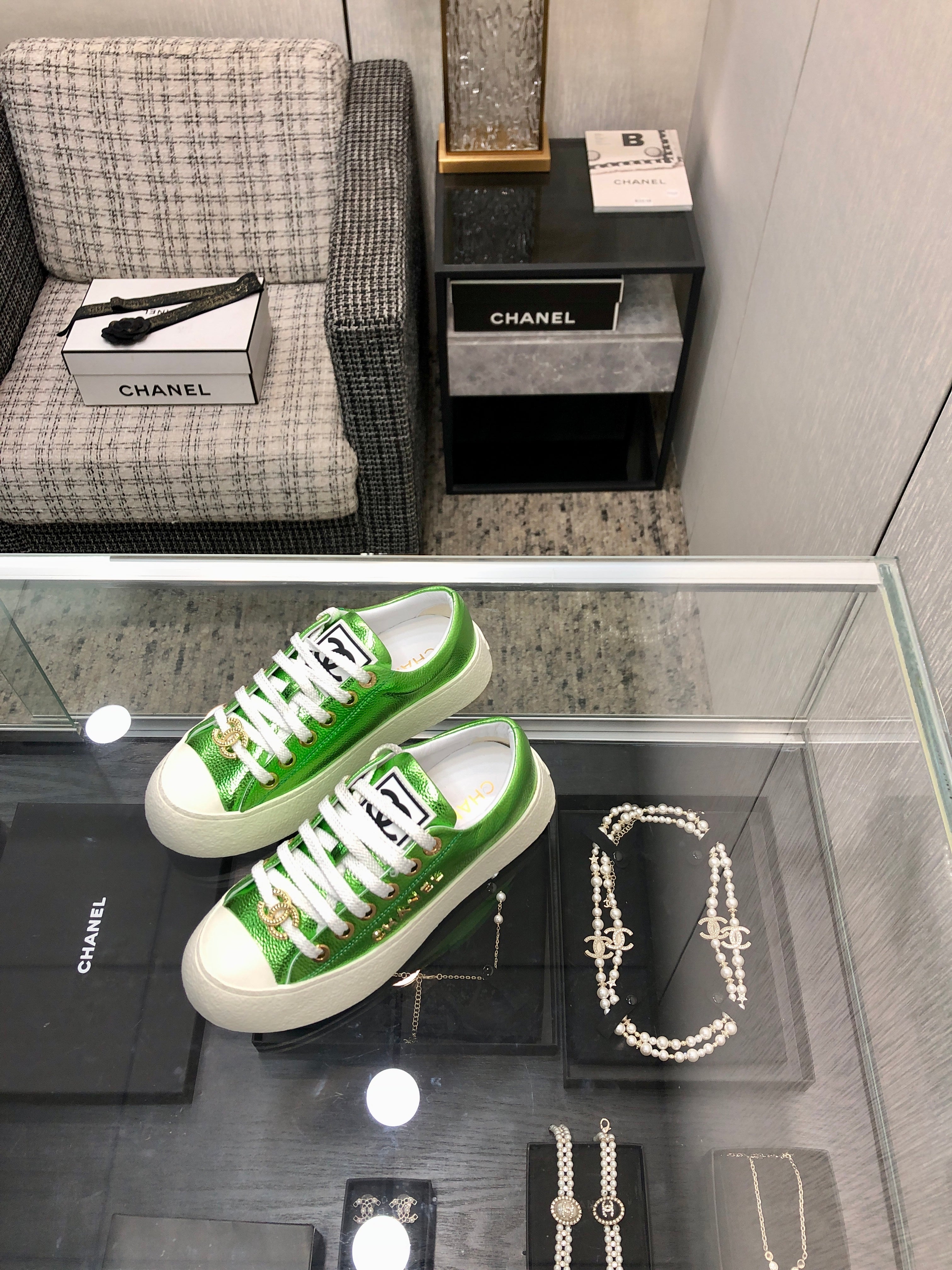 CHANEL CASUAL SNEAKER IN EMERALD GREEN METALLIC LAMBSKIN WITH GOLD LOGO