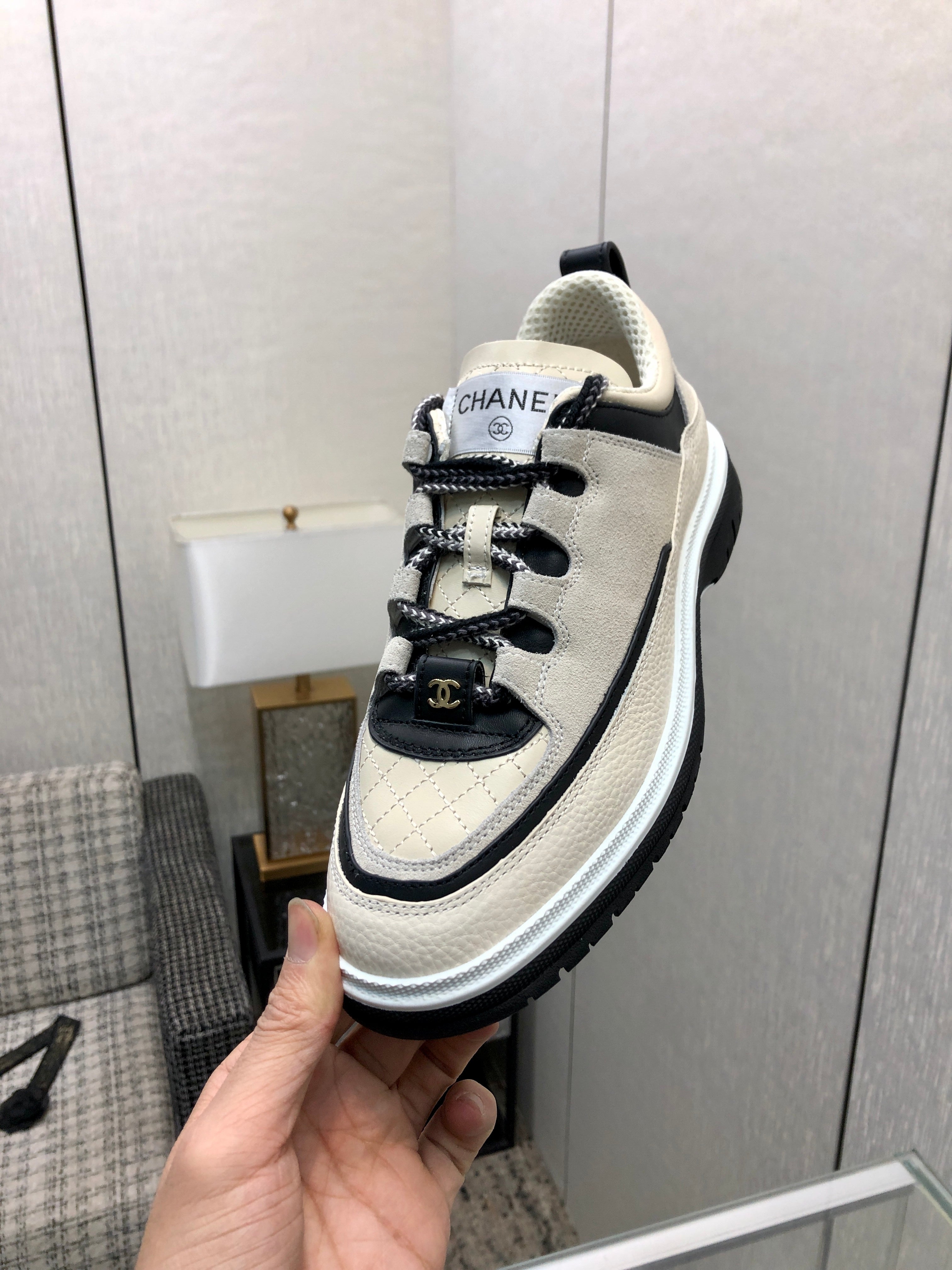 CHANEL LOW TOP CASUAL SHOES IN BISQUE BEIGE LAMBSKIN AND SUEDE