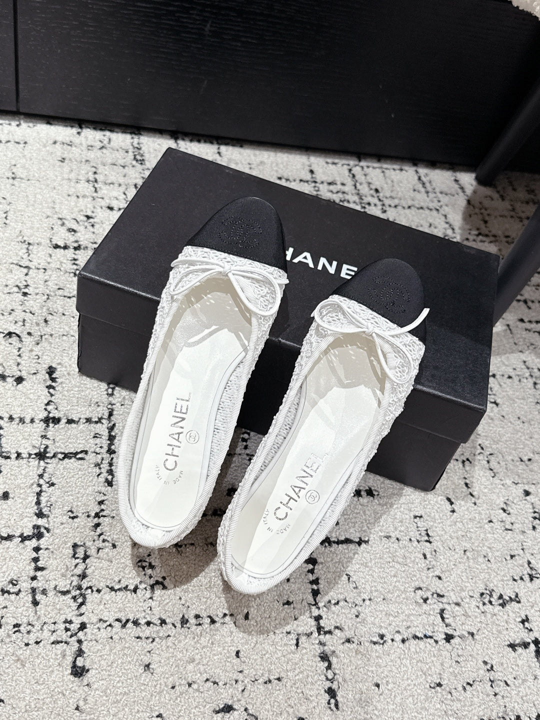 CHANEL BALLET FLAT 25S IN WHITE MIX BLACK TWEED
