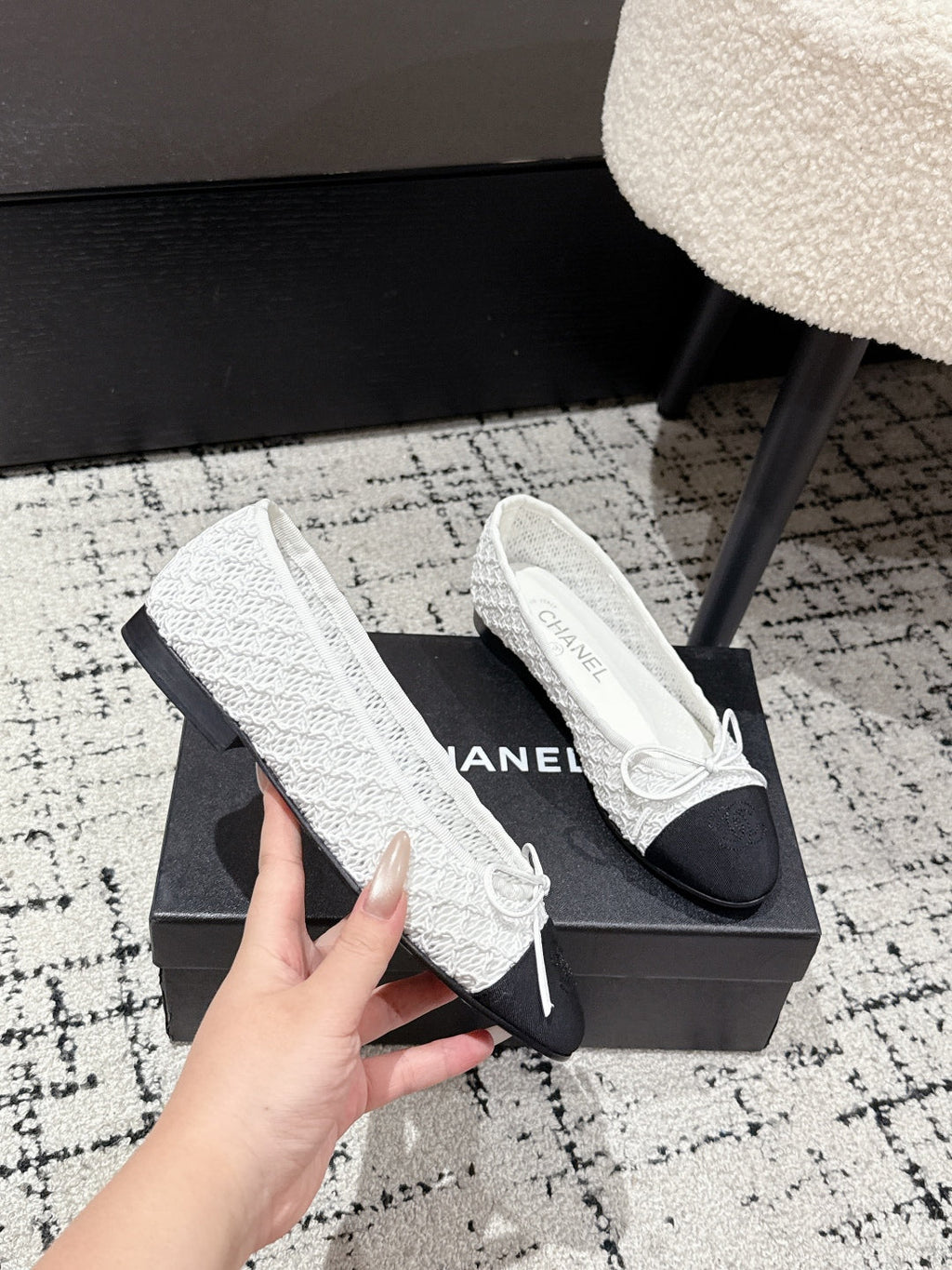 CHANEL BALLET FLAT 25S IN WHITE MIX BLACK TWEED