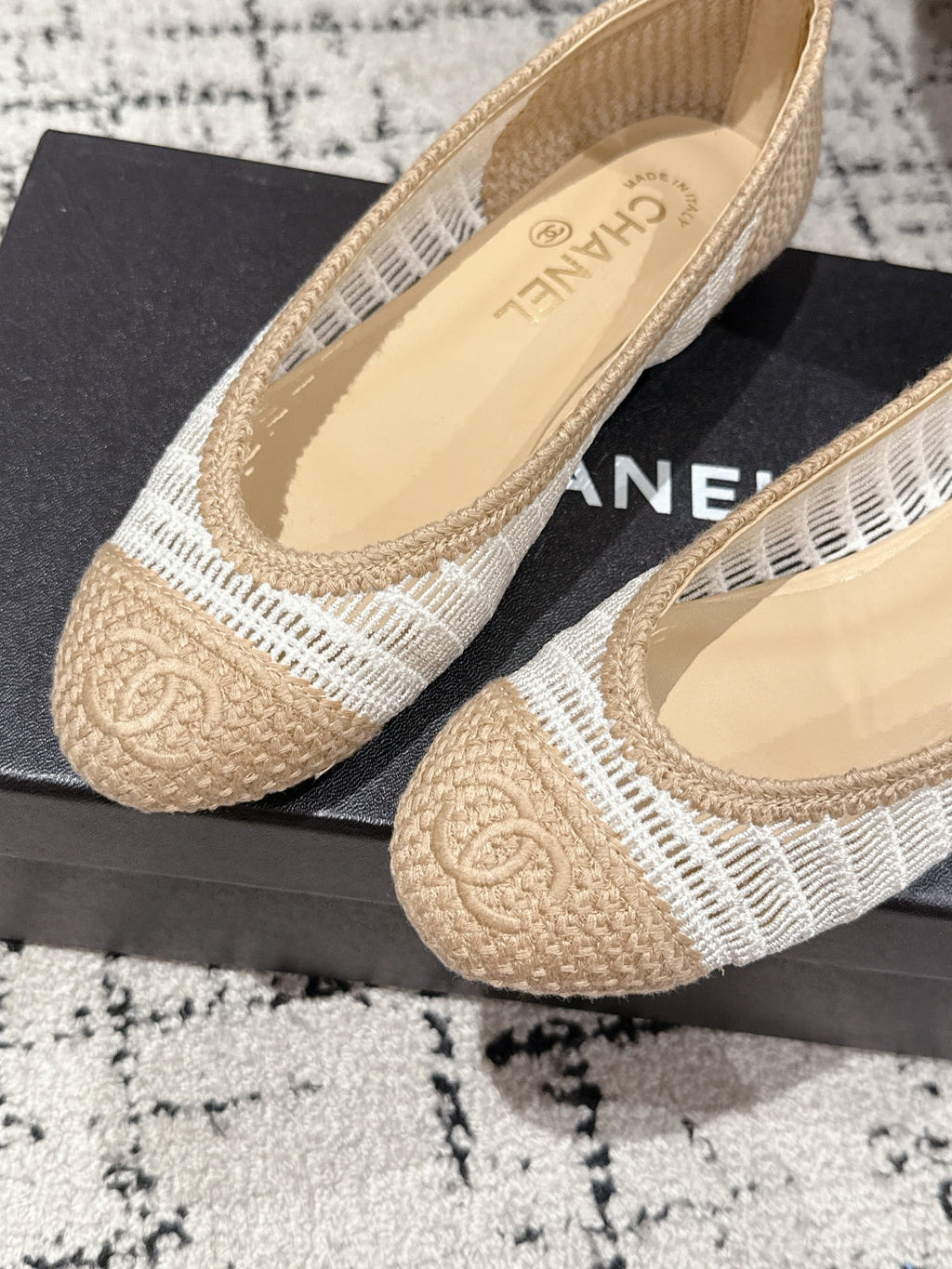 CHANEL BALLET FLAT 25S IN OFF WHITE AND BEIGE RAFFIA