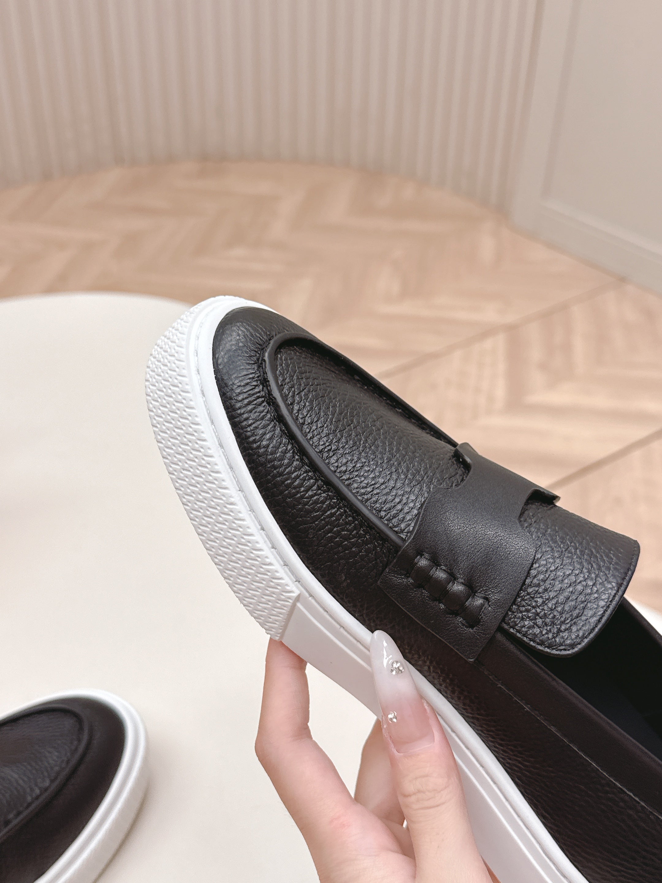 HERMES 25S SLIP-ON IN BLACK GRAINED LEATHER