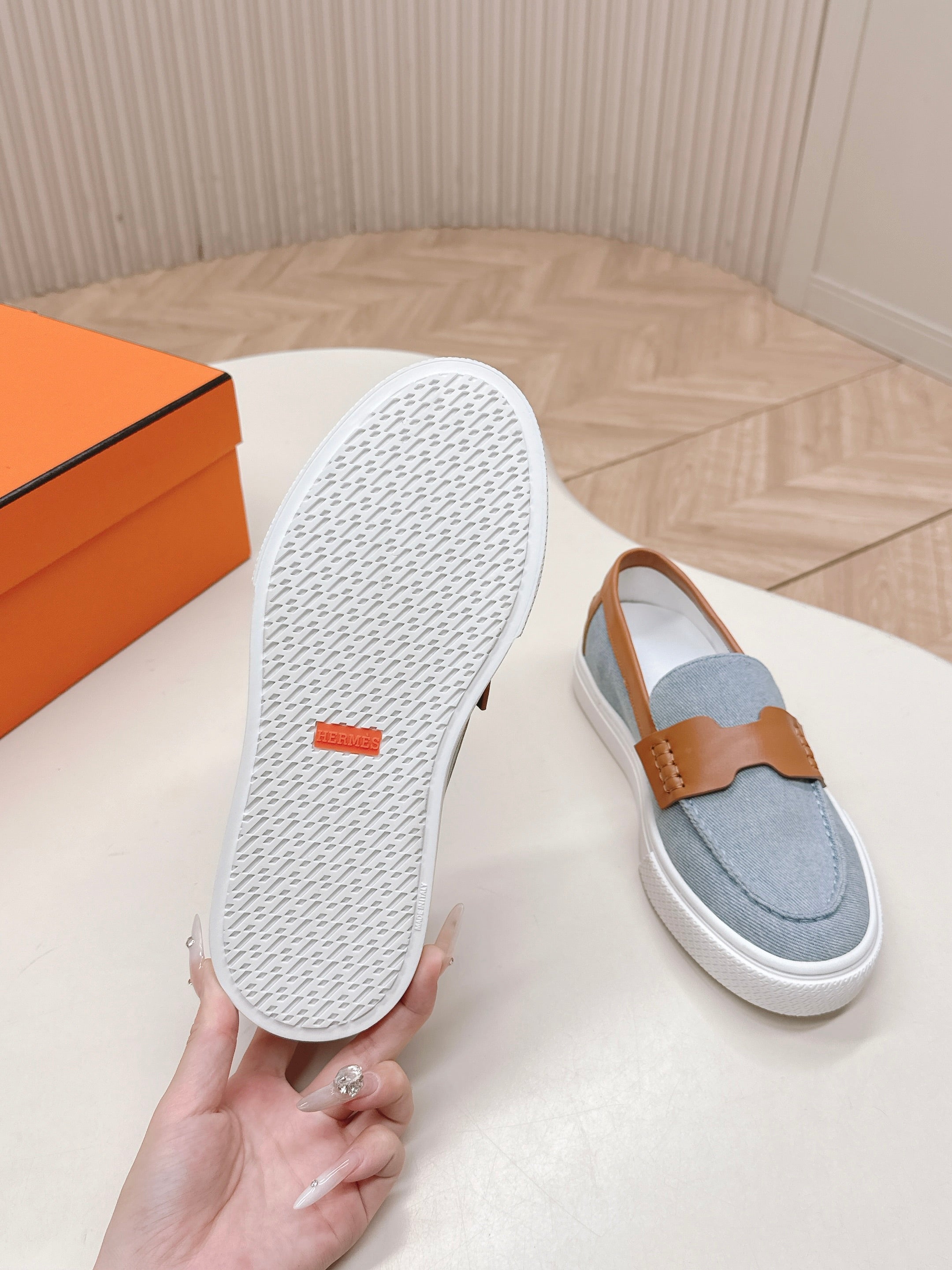 HERMES 25S SLIP-ON IN BLUE DENIM AND BROWN LAMBSKIN