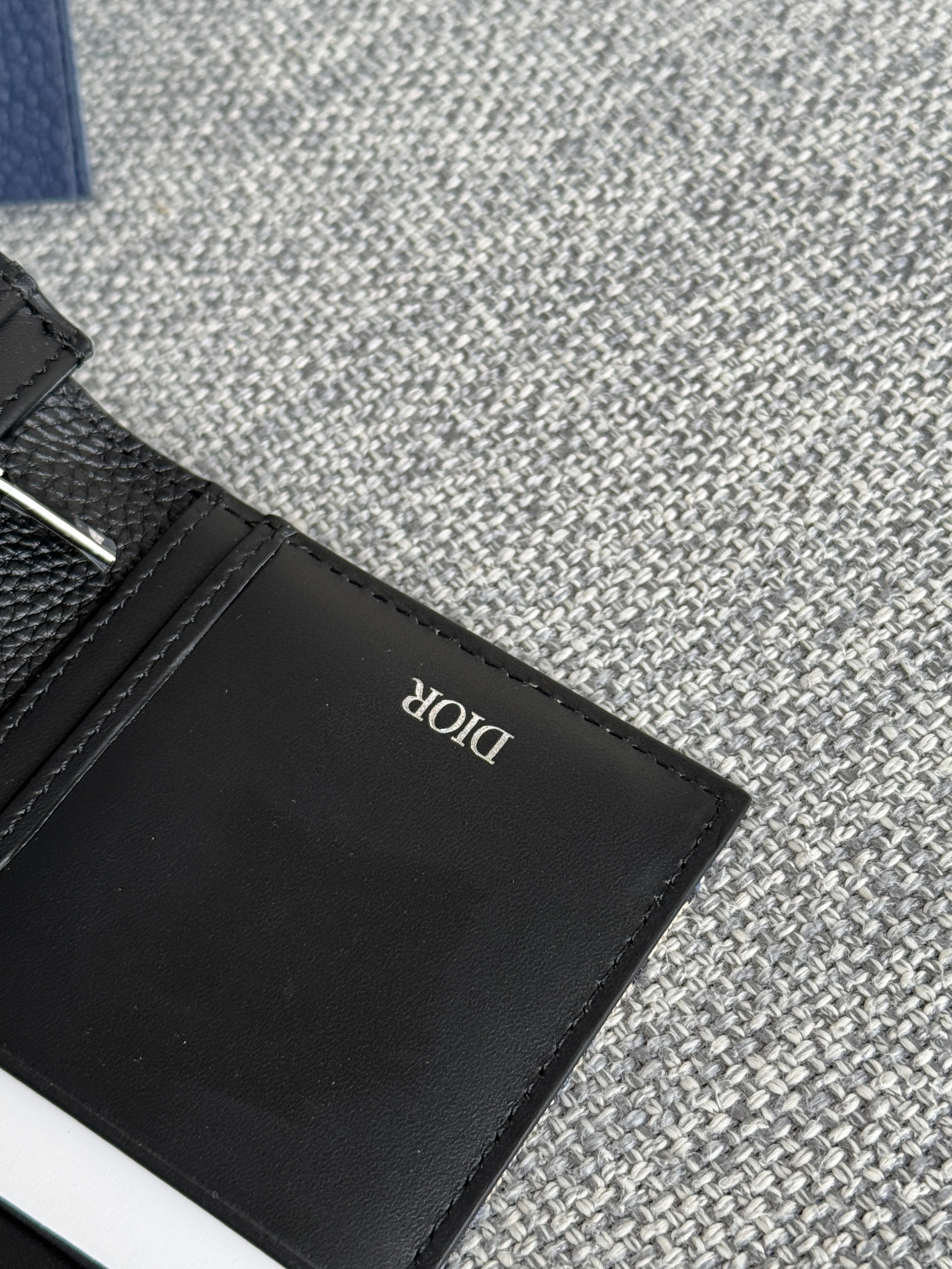 DIOR VERTICAL BIFOLD WALLET 19 IN BLACK GRAINED CALFSKIN MIX BLUE MONOGRAM OBLIQUE JACQUARD