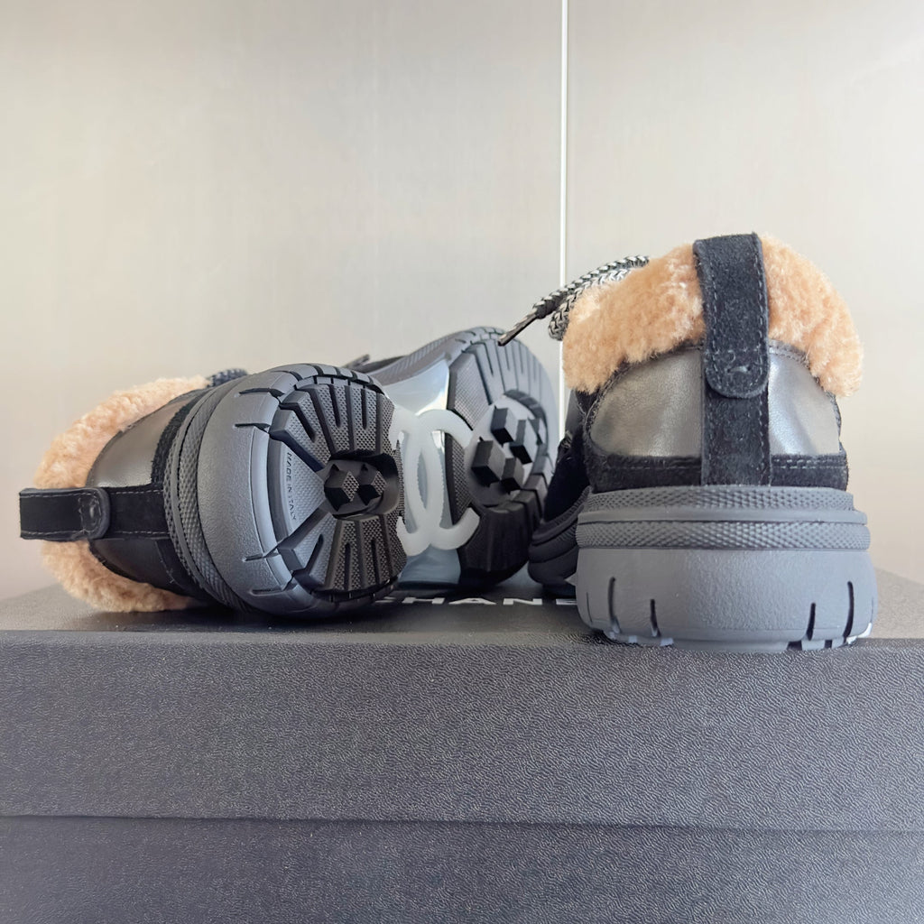 CHANEL 25S SNEAKERS WITH FUR AENTS 40MM IN BLACK AND BROWN CALFSKIN