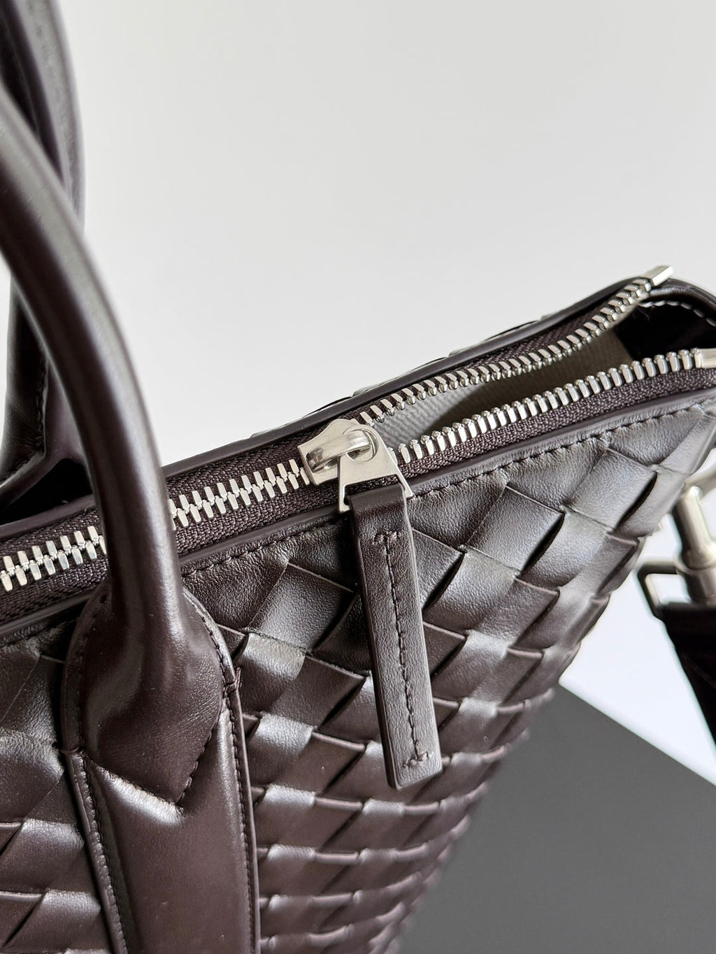 BOTTEGA VENETA 25S ANDIAMO LARGE INTRECCIATO 39 IN DARK BROWN CALFSKIN